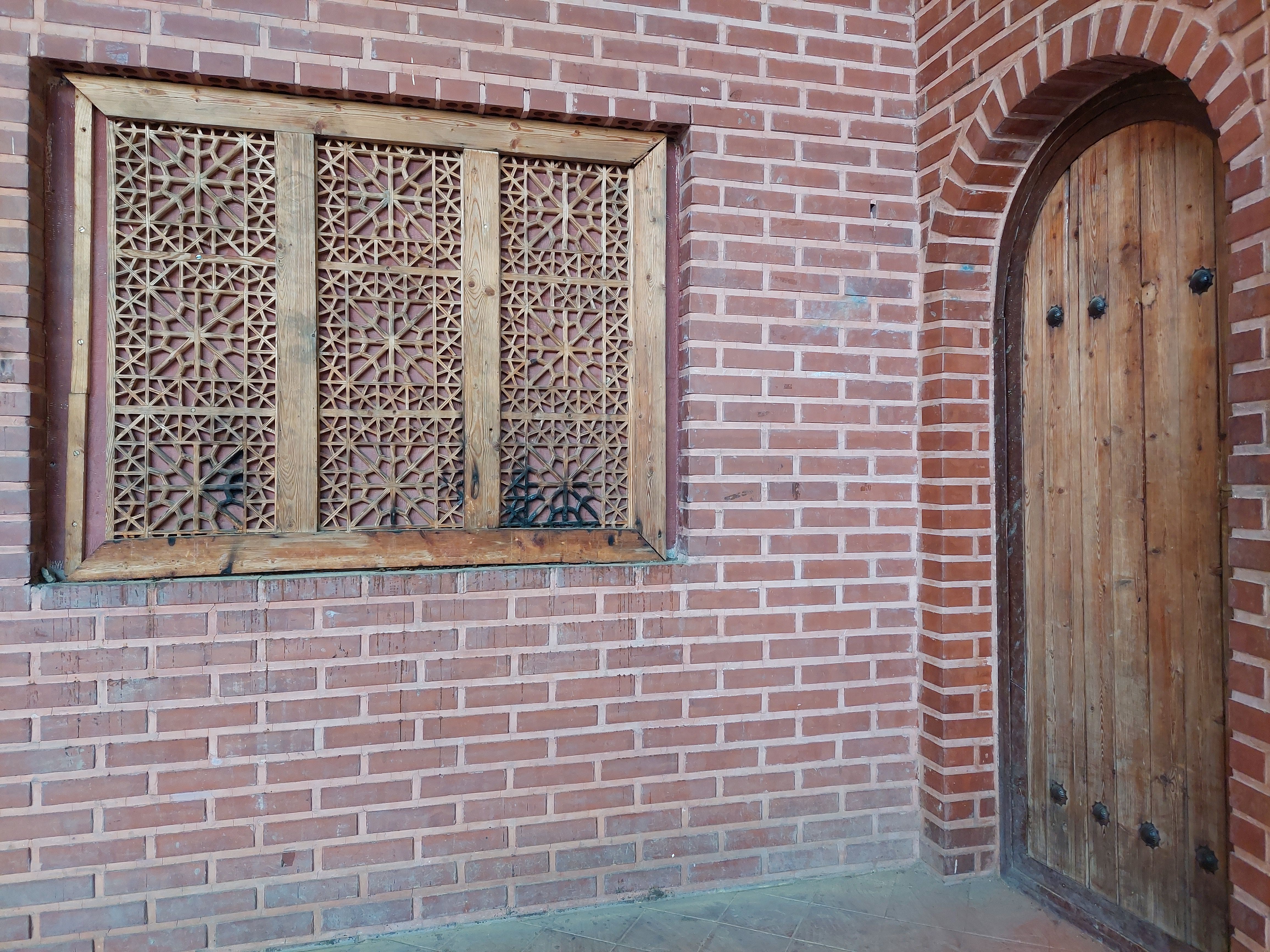 Sample photo of Galaxy A52 wide-angle camera in good light - brickwork with wooden doors and windows in Saba Park, Jordan Street