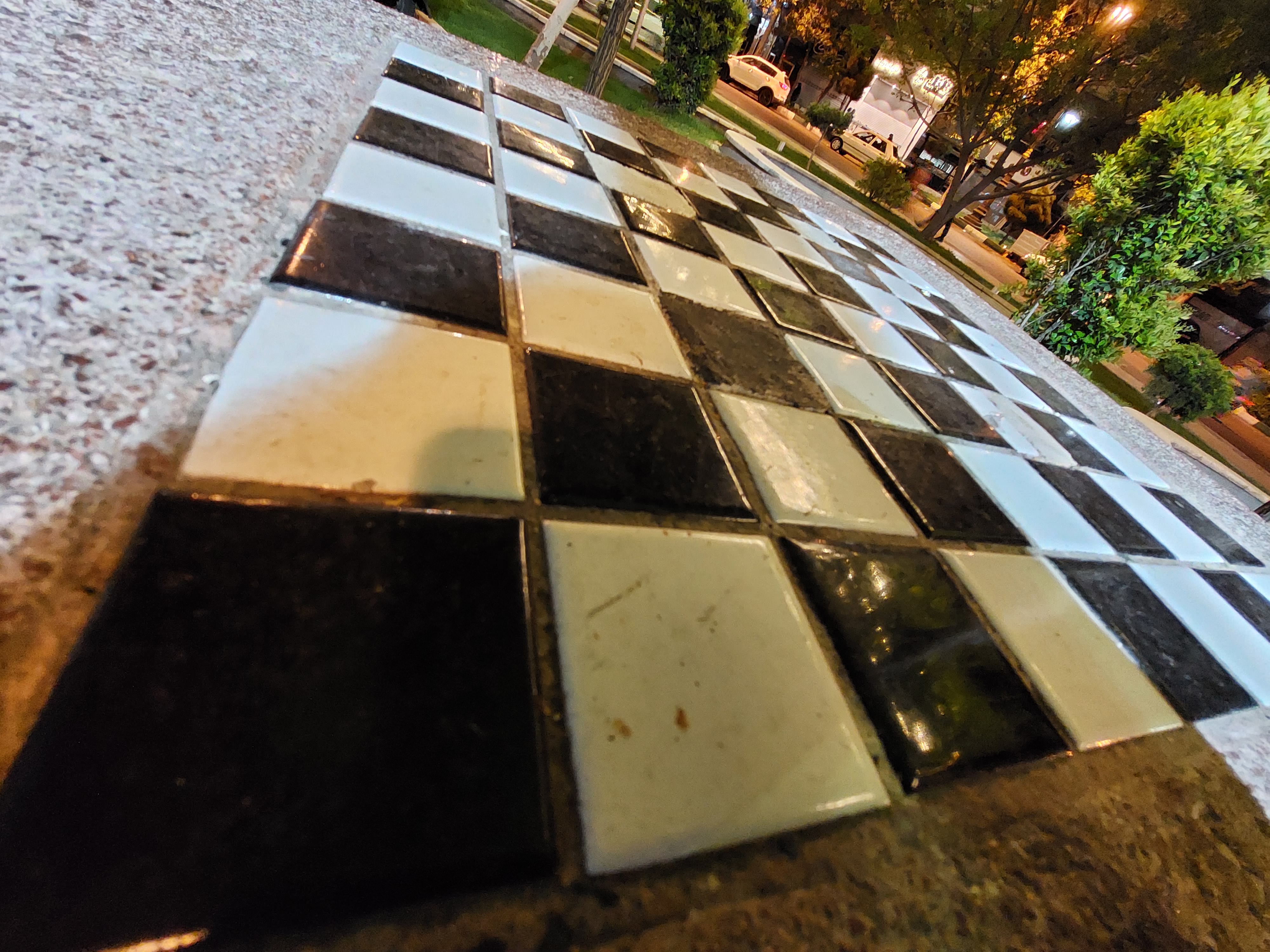 Sample photo of the Galaxy A72 ultraviolet camera in low light - chessboard in seven pools
