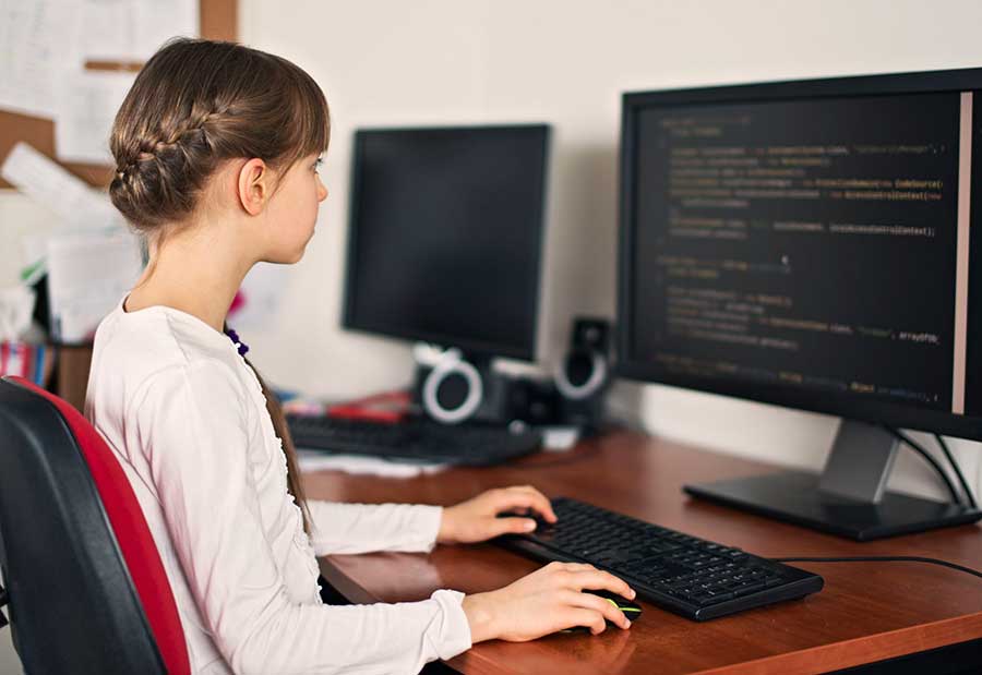 دختر بچه ای در حال برنامه نویسی