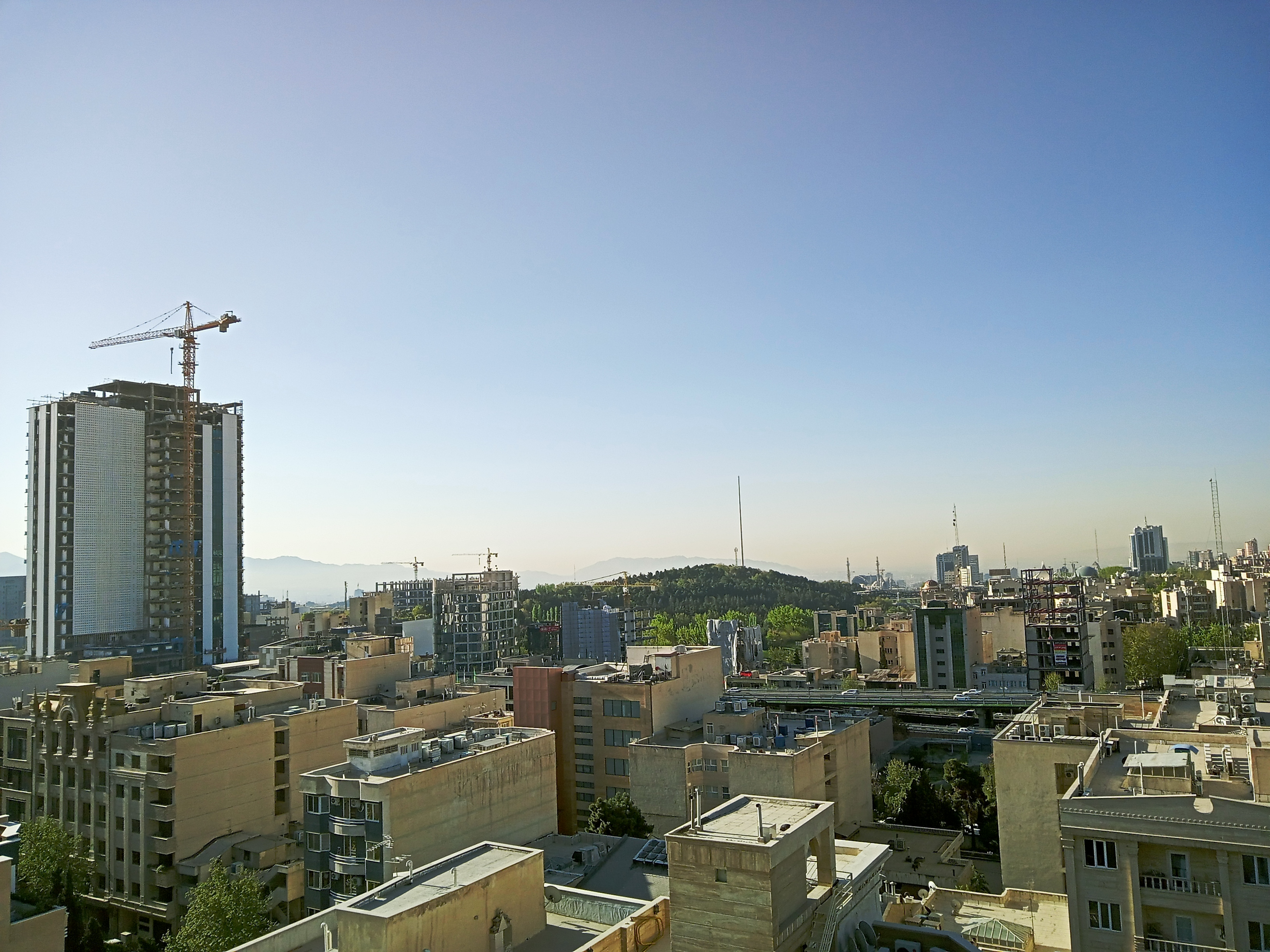 نمونه عکس دوربین اصلی ال جی K51S - نمای تهران از دفتر زومیت 