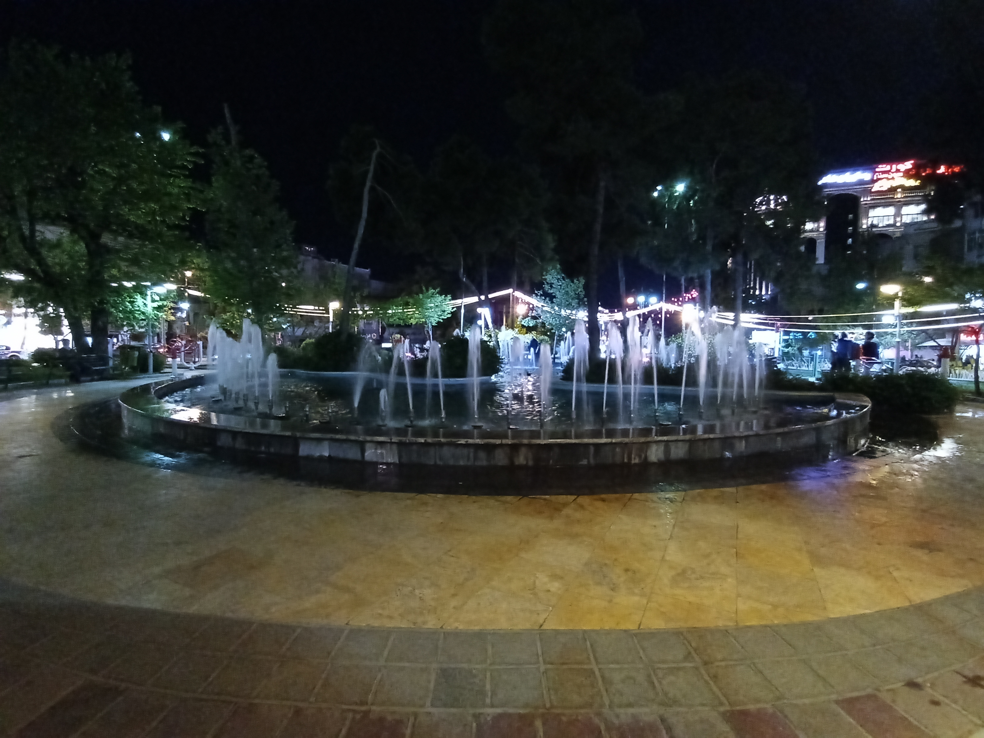 عکس نمونه دوربین اولترواید ال جی K61 در نور کم - حوضی در میدان هفت حوض