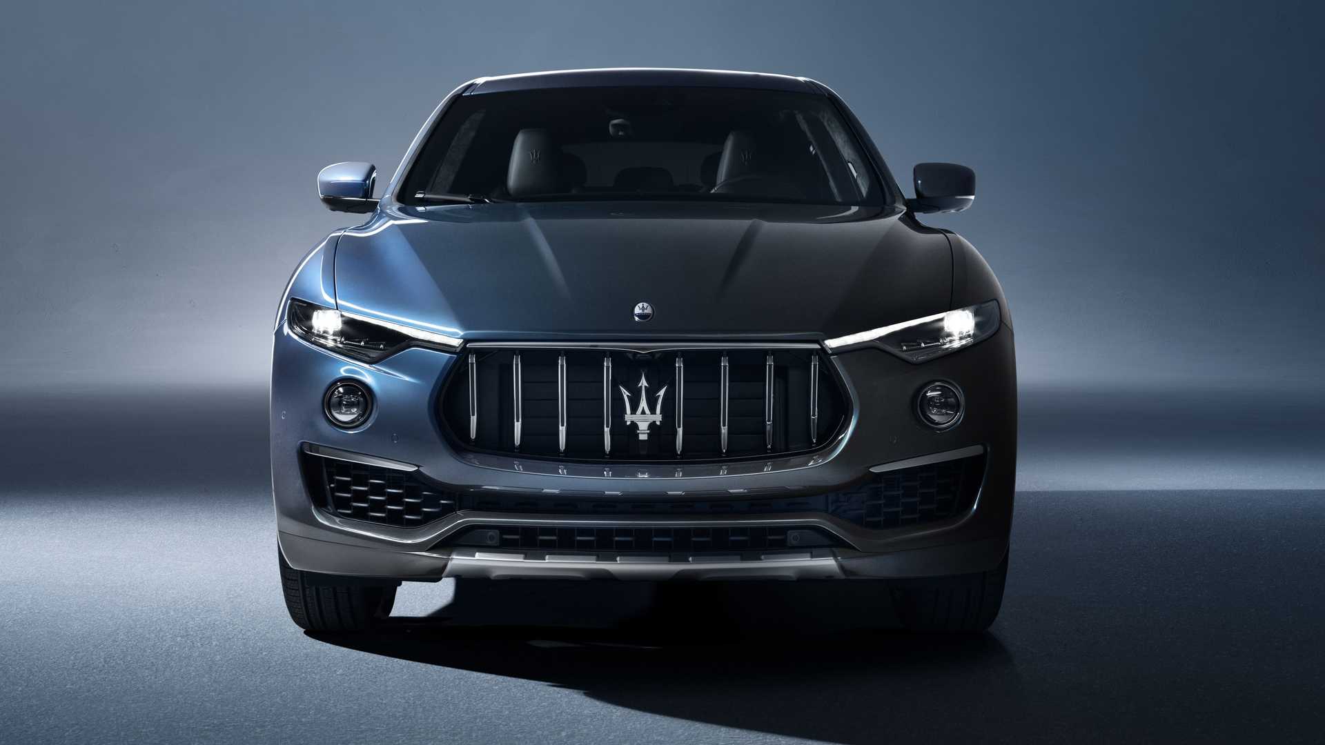نمای جلو شاسی بلند مازراتی لوانته هیبرید / Maserati Levante Hybrid SUV آبی رنگ