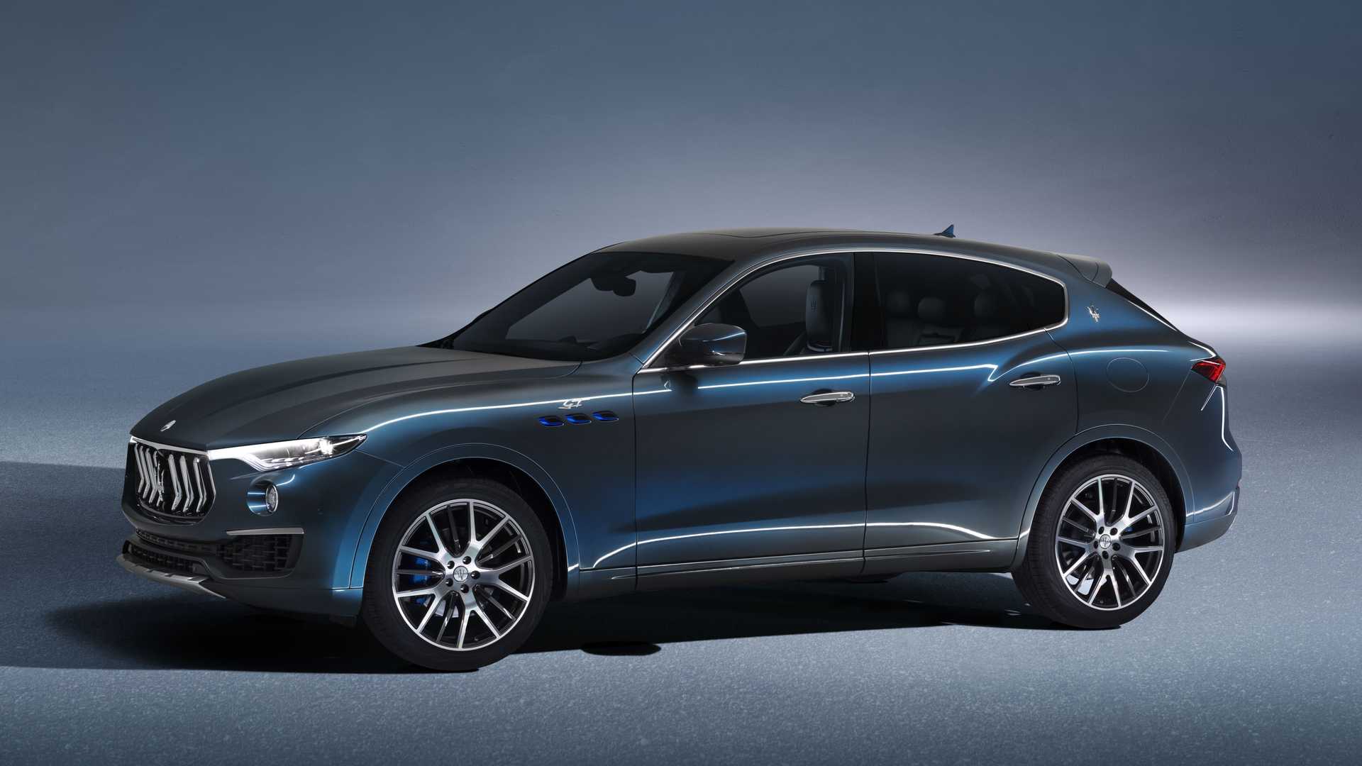 نمای سه چهارم خودرو شاسی بلند مازراتی لوانته هیبرید / Maserati Levante Hybrid SUV آبی رنگ