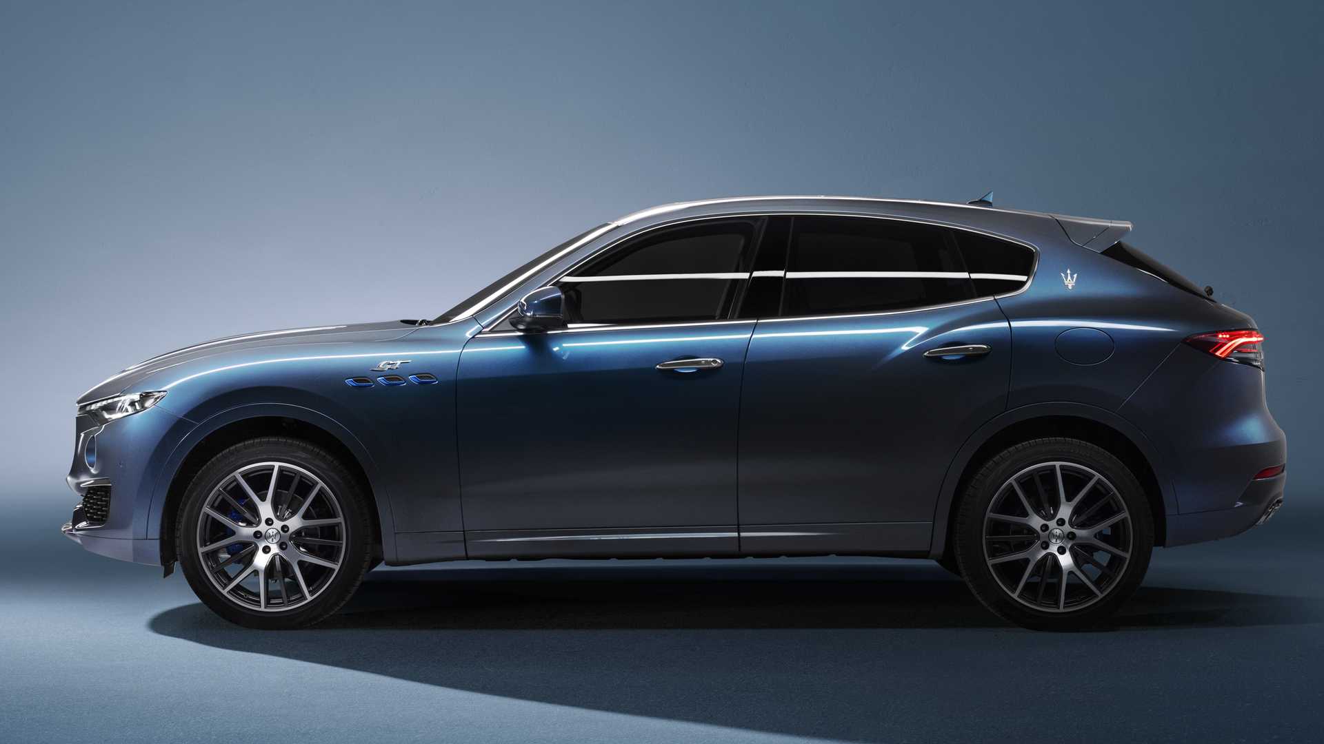 نمای جانبی شاسی بلند مازراتی لوانته هیبرید / Maserati Levante Hybrid SUV آبی رنگ
