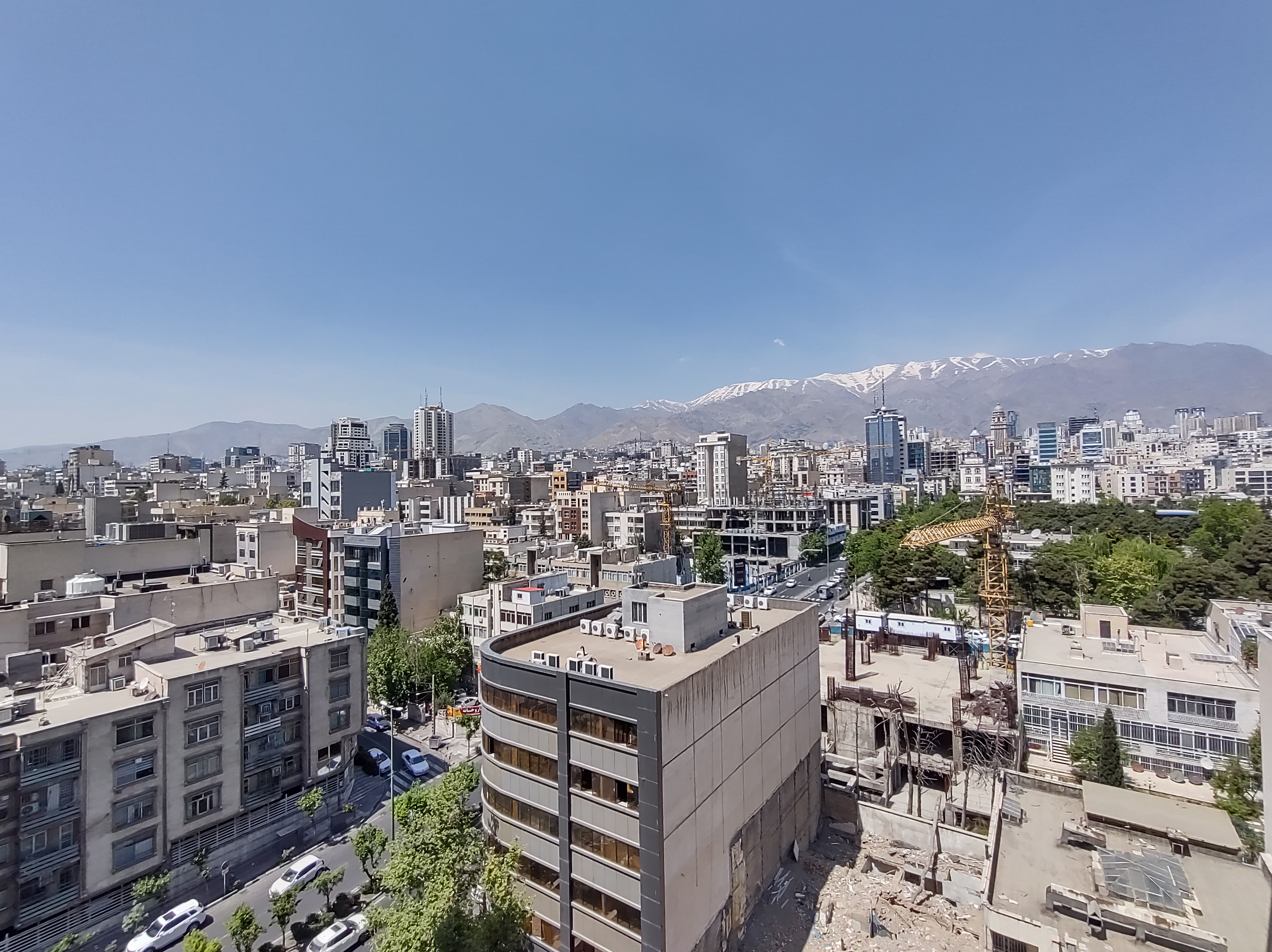 نمونه عکس دوربین اولتراواید موتورولا موتو جی ۹ پلاس در روز - نمای تهران از دفتر زومیت