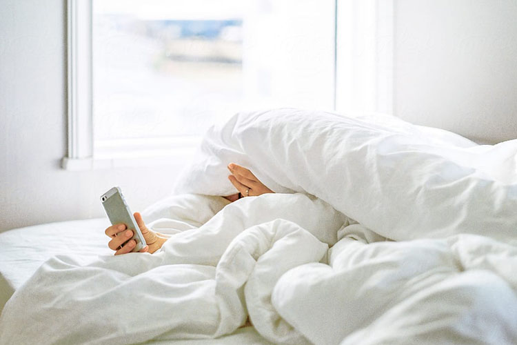 sleeping - ماندن در خانه ساعات خواب را افزایش اما کیفیت آن را کاهش داده است