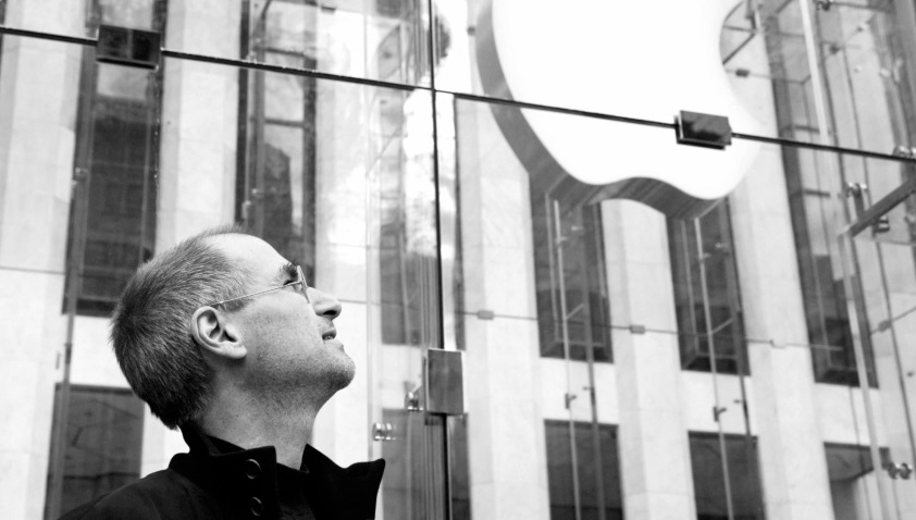 استیو جابز در حال نگاه کردن به لوگوی اپل ۲۰۰۶