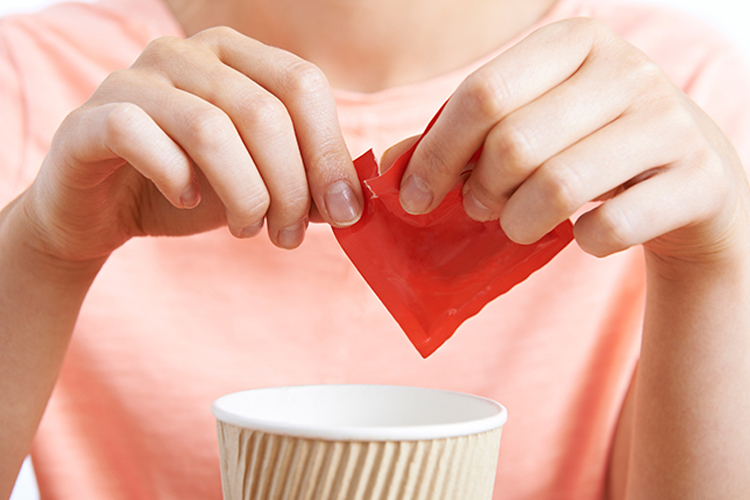 tea sugar - آیا شیرین‌کننده‌های غیرطبیعی برای سلامتی مضرند؟