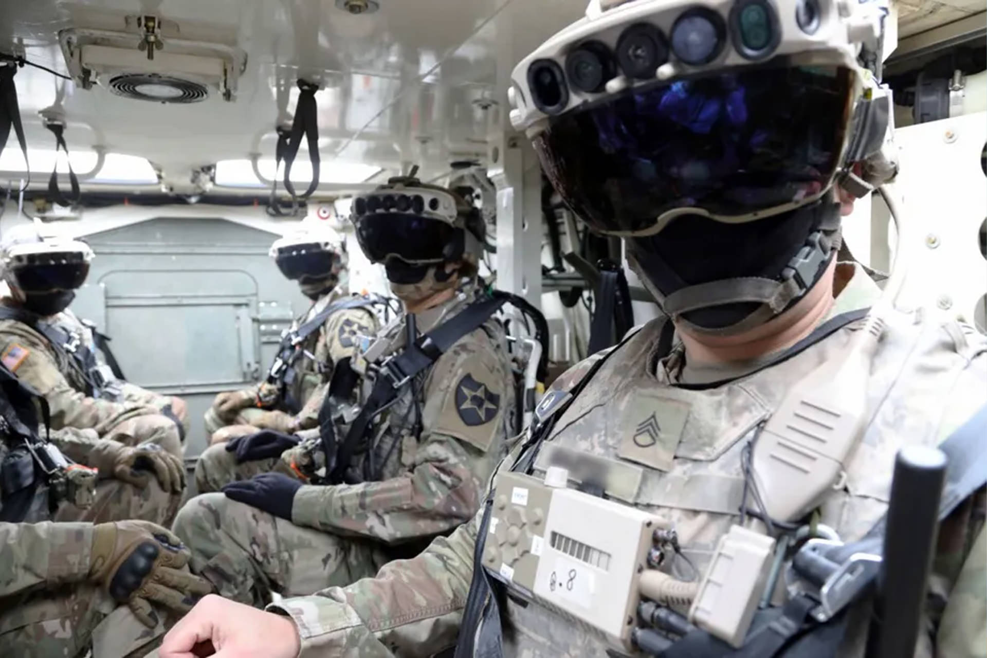 سرباز ارتش آمریکا با هدست واقعیت افزوده در محیط سربسته