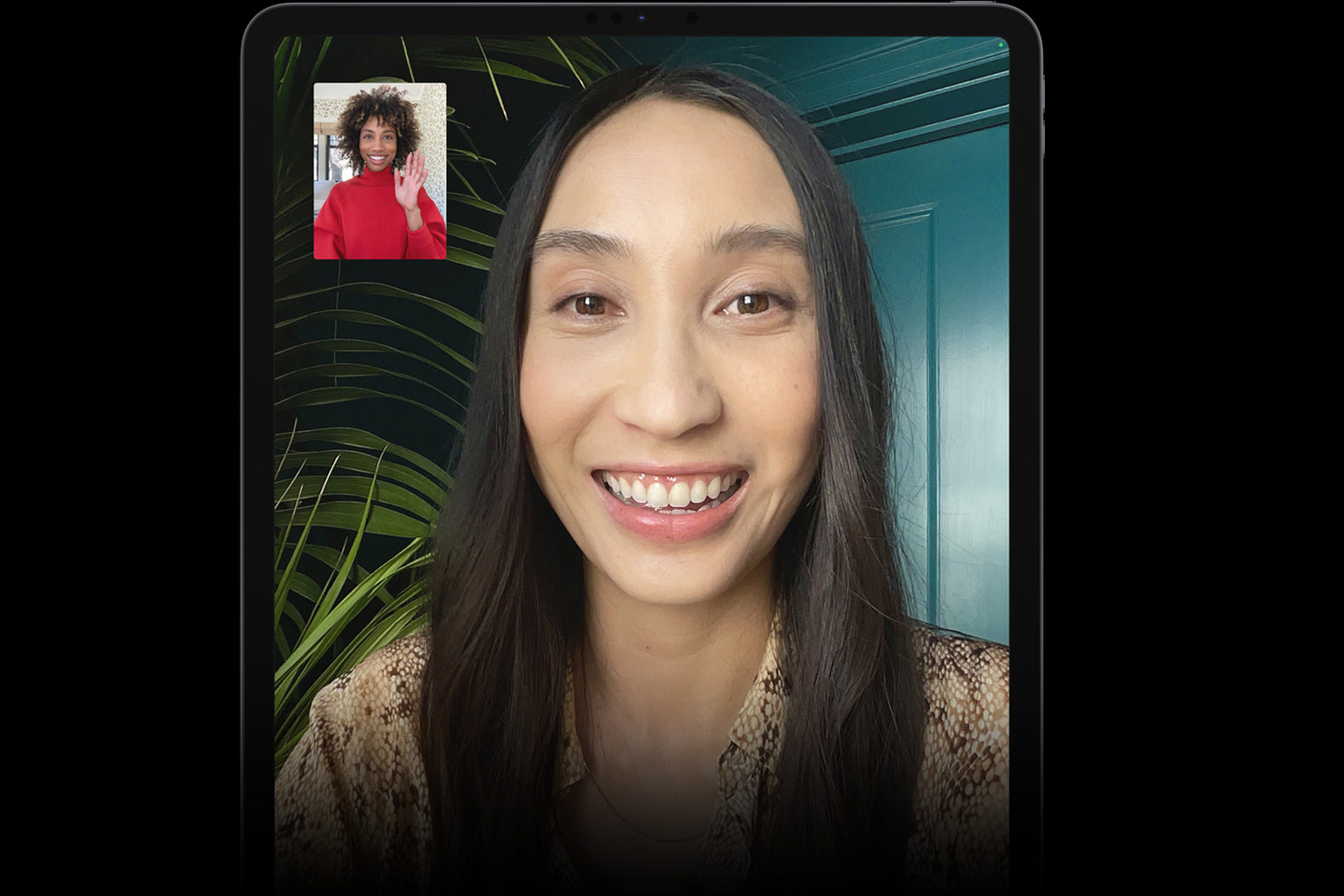 یک زن در حال خندیدن در دوربین سلفی آیپد پرو 2021 اپل