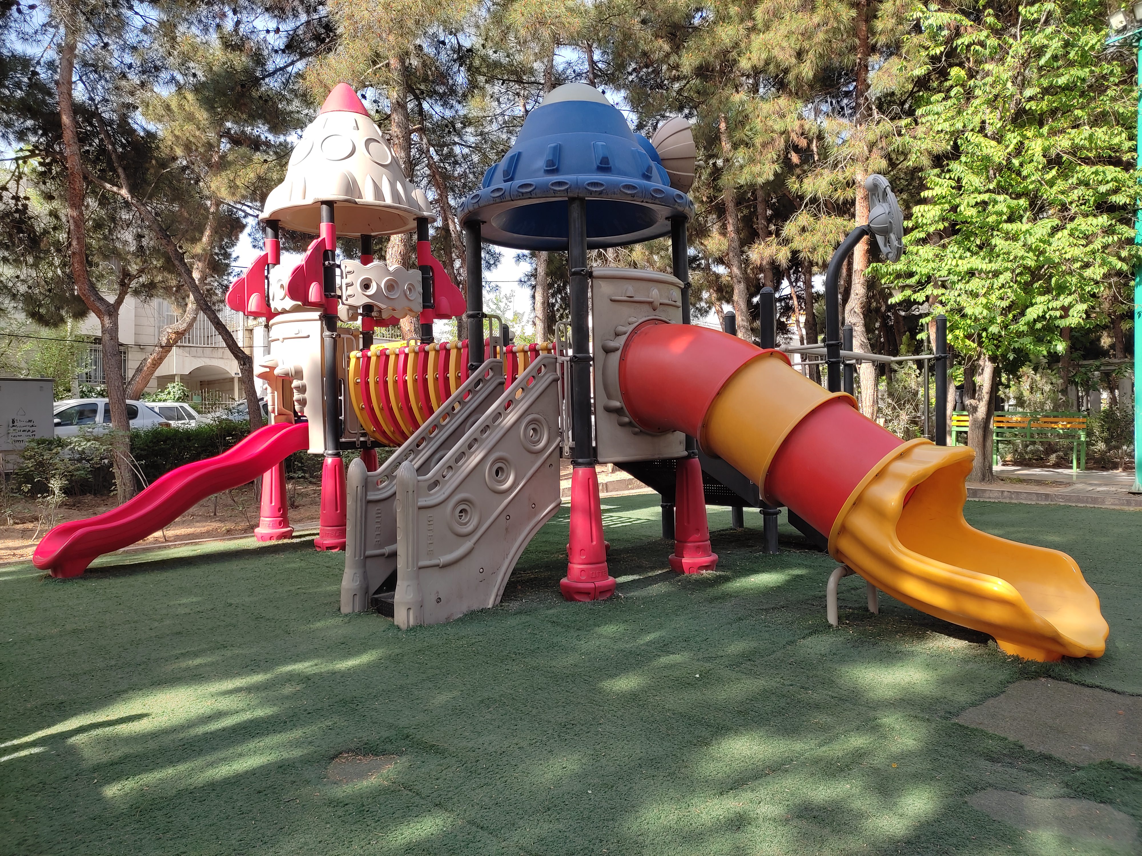 عکس نمونه دوربین اصلی ردمی نوت ۱۰ در نور مناسب - زمین بازی کودک در پارک صبا خیابان جردن