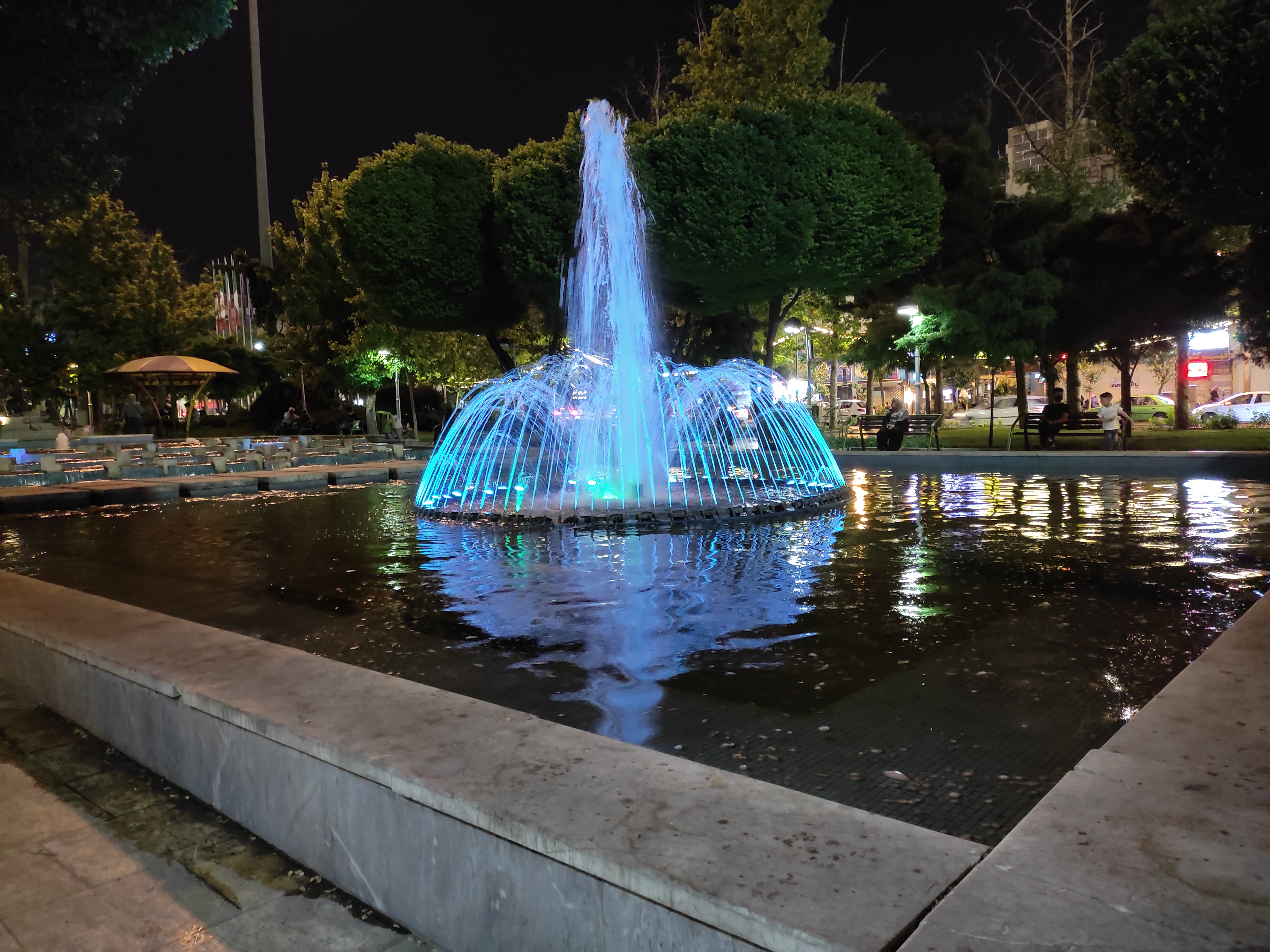 عکس نمونه دوربین اصلی ردمی نوت ۱۰ در نور کم - فواره ای در پارک میدان هفت حوض