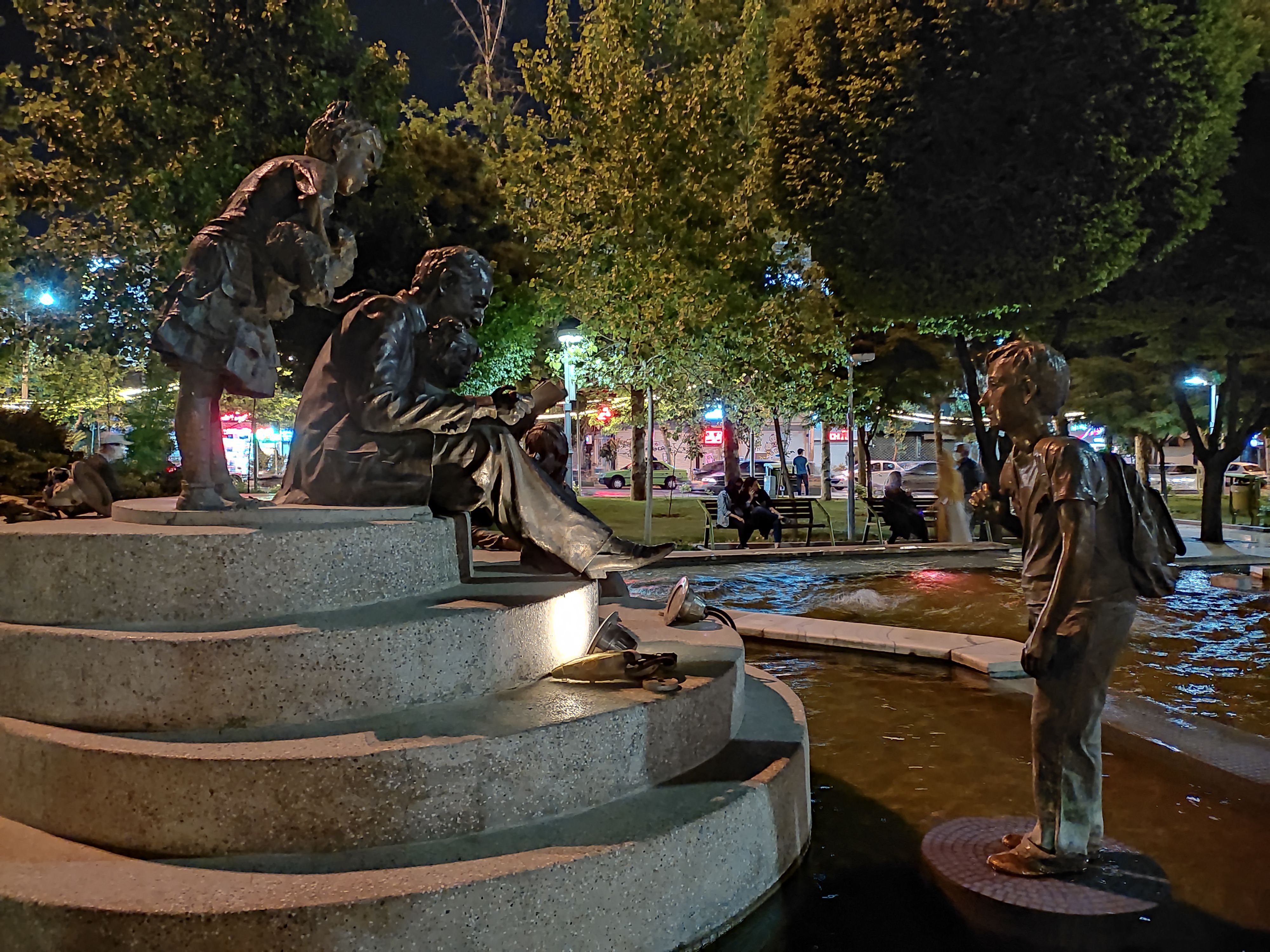 عکس نمونه دوربین اصلی ردمی نوت ۱۰ در نور کم - مجسمه ای در پارک میدان هفت حوض
