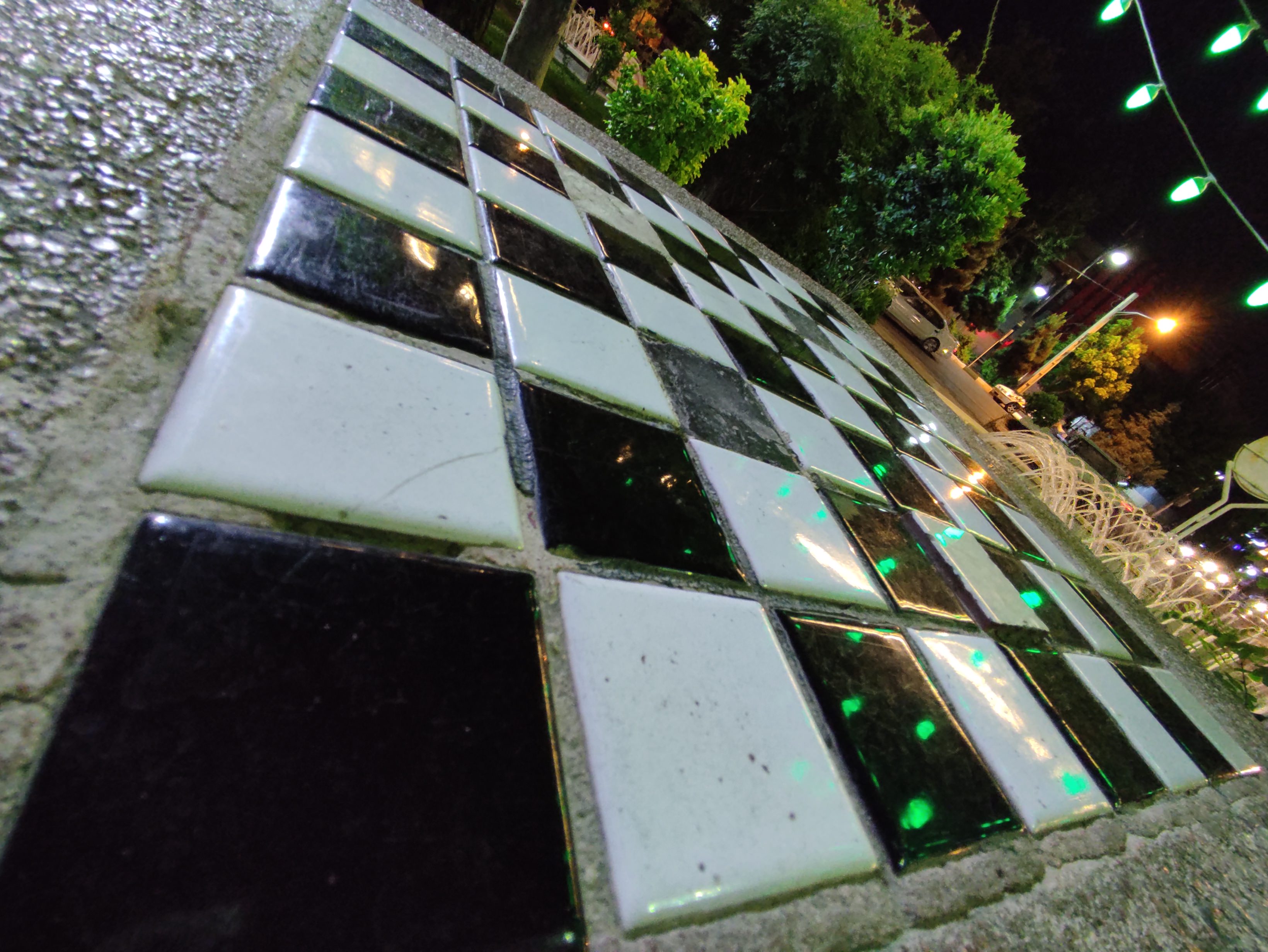 عکس نمونه دوربین اولتراواید ردمی نوت ۱۰ در نور کم - صفحه شطرنج در پارک میدان هفت حوض