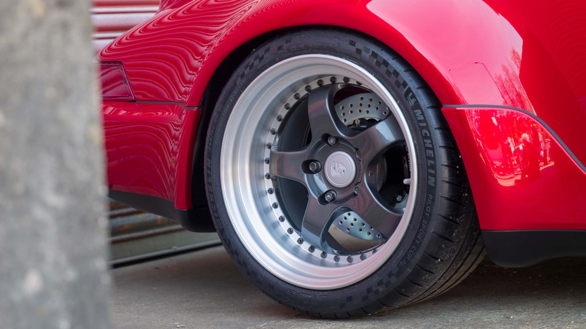 چرخ خودروی برقی پورشه 911 اوررتی / Everrati Porsche 911 EV  قرمز رنگ