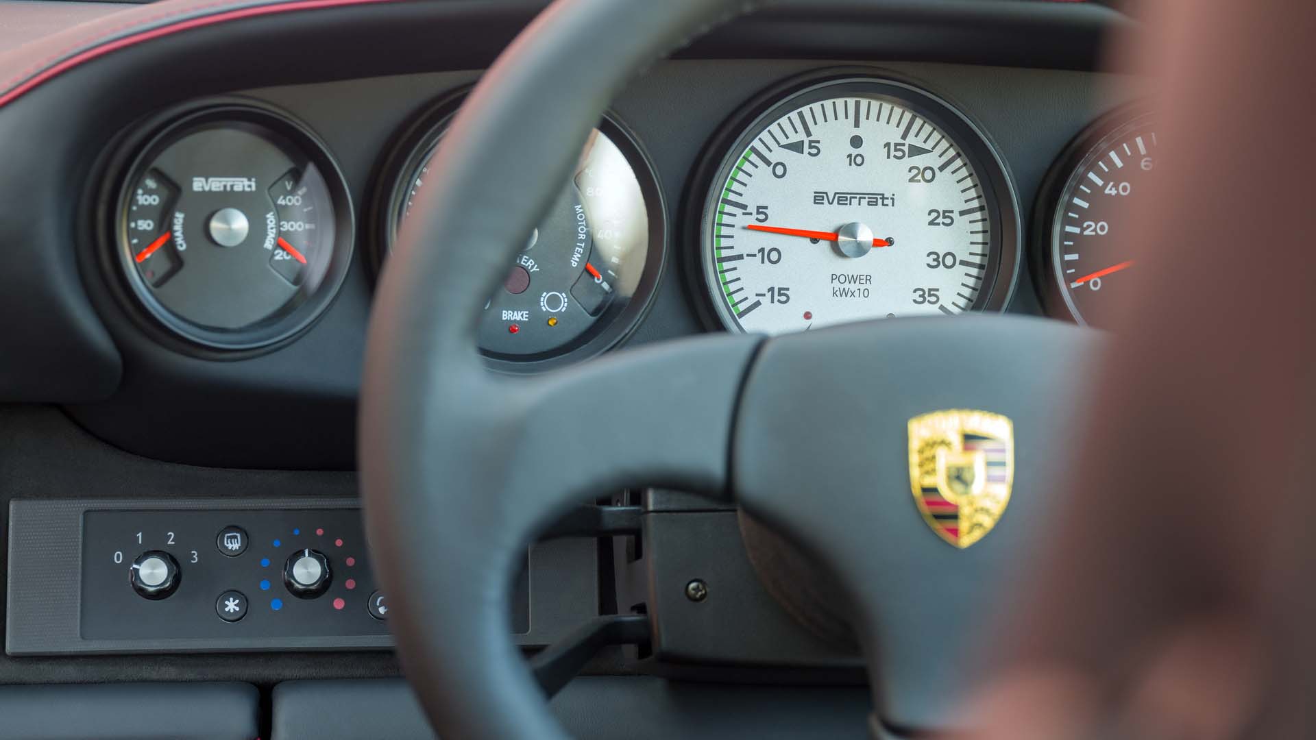 فرمان و جلو داشپورد خودروی برقی پورشه 911 اوررتی / Everrati Porsche 911 EV  قرمز رنگ