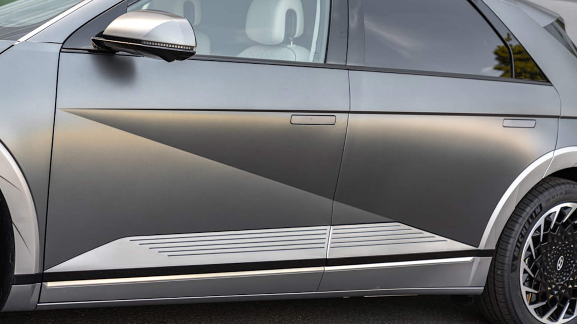 نمای بدنه کراس اور برقی هیوندای آیونیک 5 / 2022 Hyundai Ioniq 5 electric crossover خاکستری رنگ