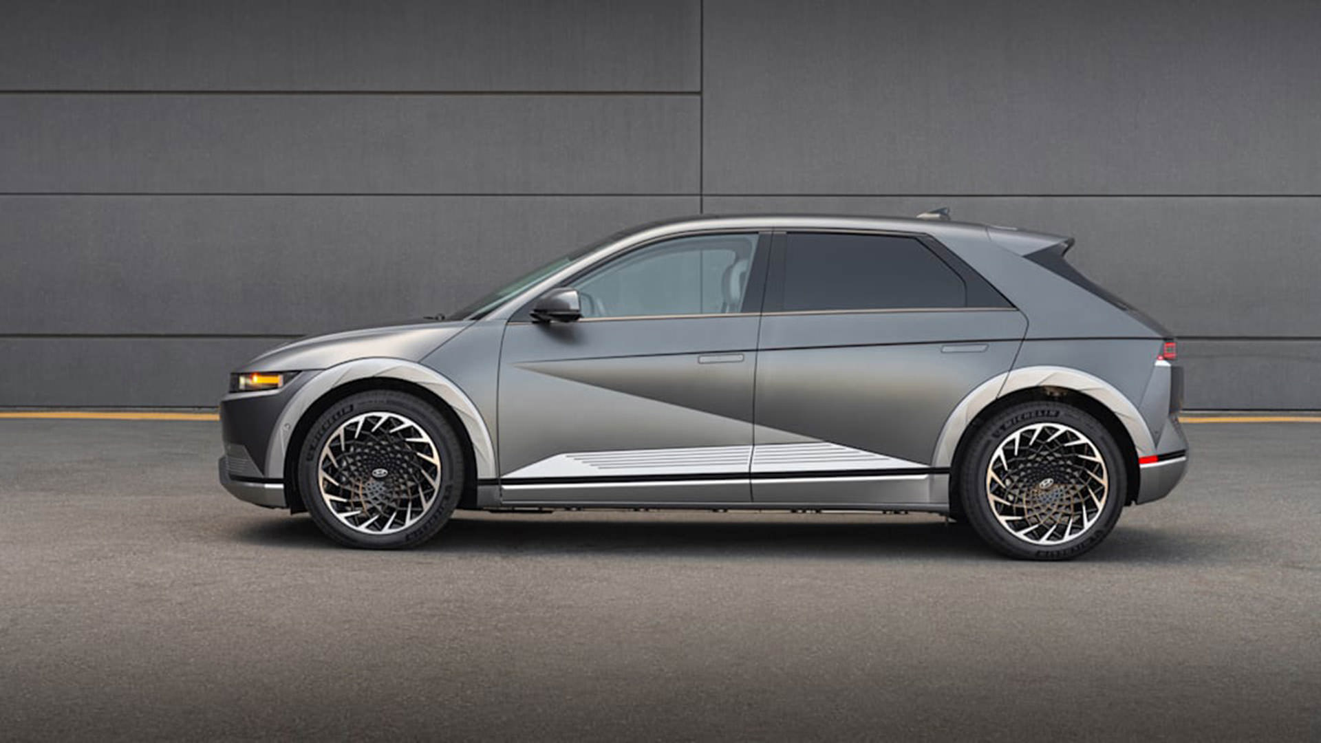 نمای جانبی کراس اور برقی هیوندای آیونیک 5 / 2022 Hyundai Ioniq 5 electric crossover خاکستری رنگ