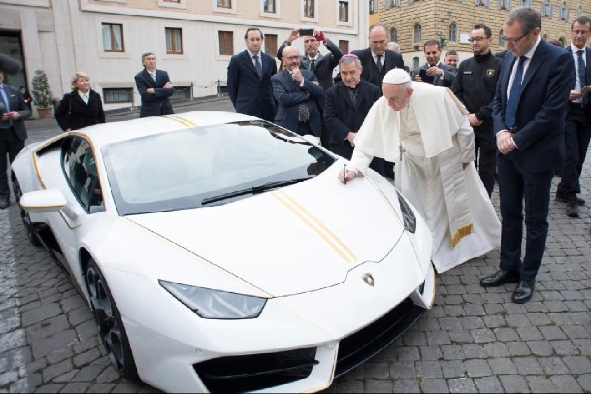 تصویر پاپ فرانسیس در کنار اتومبیل لامبورگینی