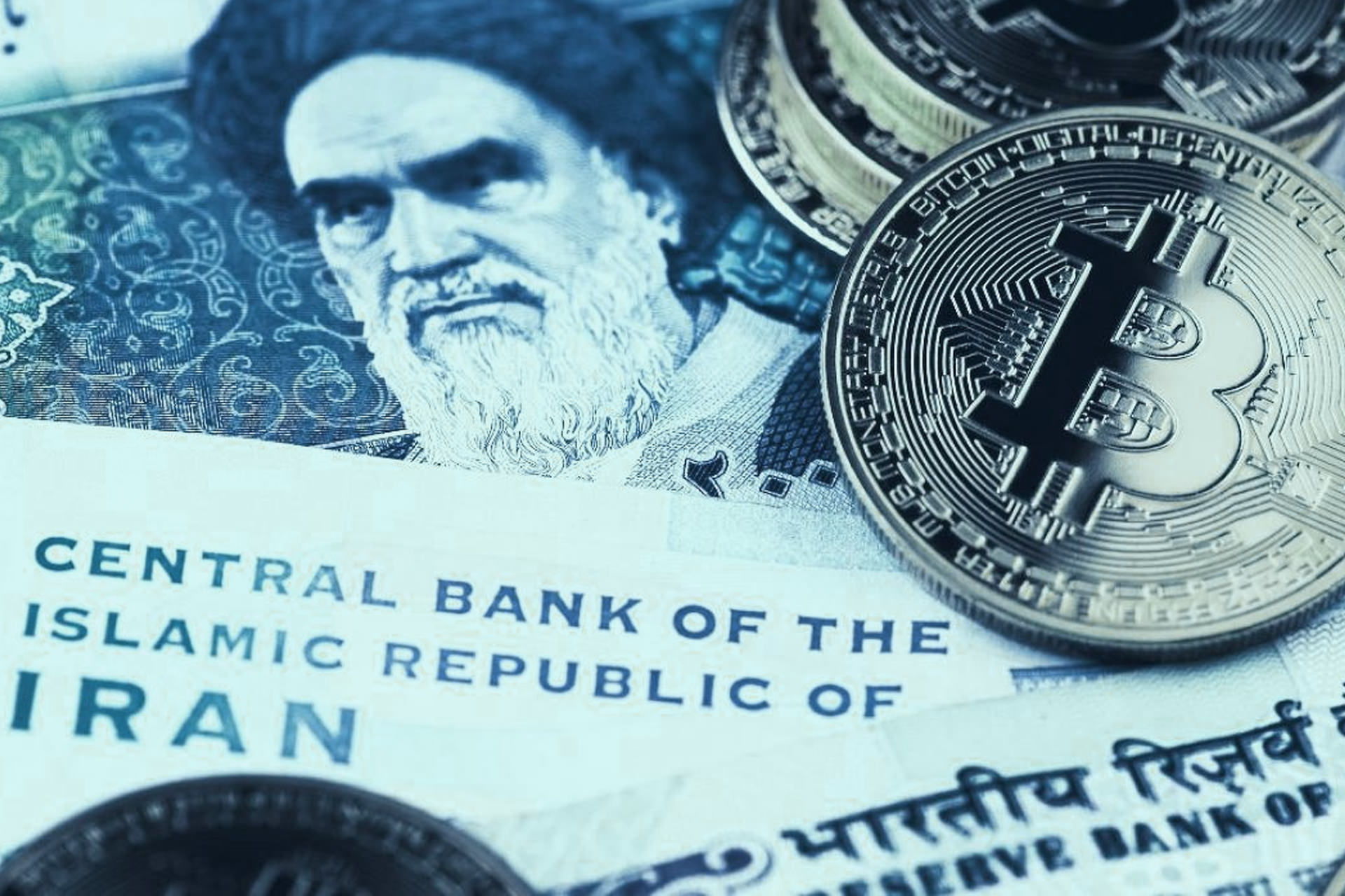 اسکناس ریال ایران پشت سکه بیت کوین