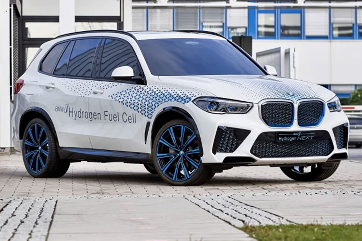 نمای جلو خودروی هیدروژنی بی ام و ایکس 5 / 2023 BMW X5 سفید رنگ در حیاط کارخانه