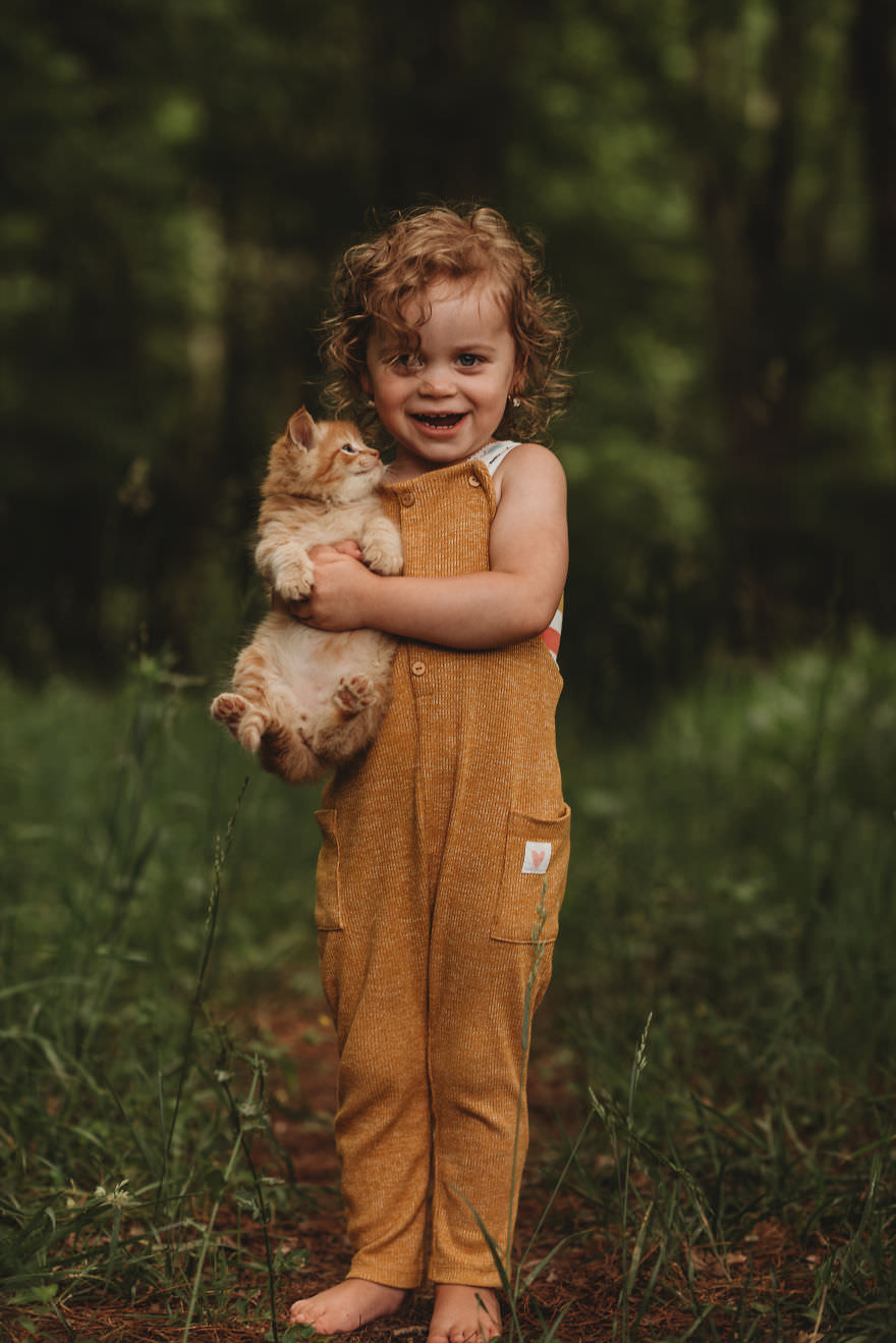 تعامل کودکان و حیوانات گربه نارنجی/ اندریا مارتین