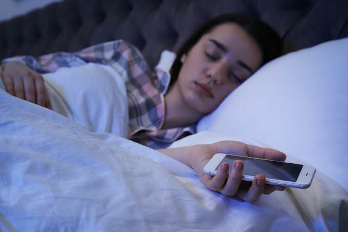 how sleeping with your phone in bed can affect your health scientists warn - چرا نباید کنار تلفن همراه خود به خواب برویم