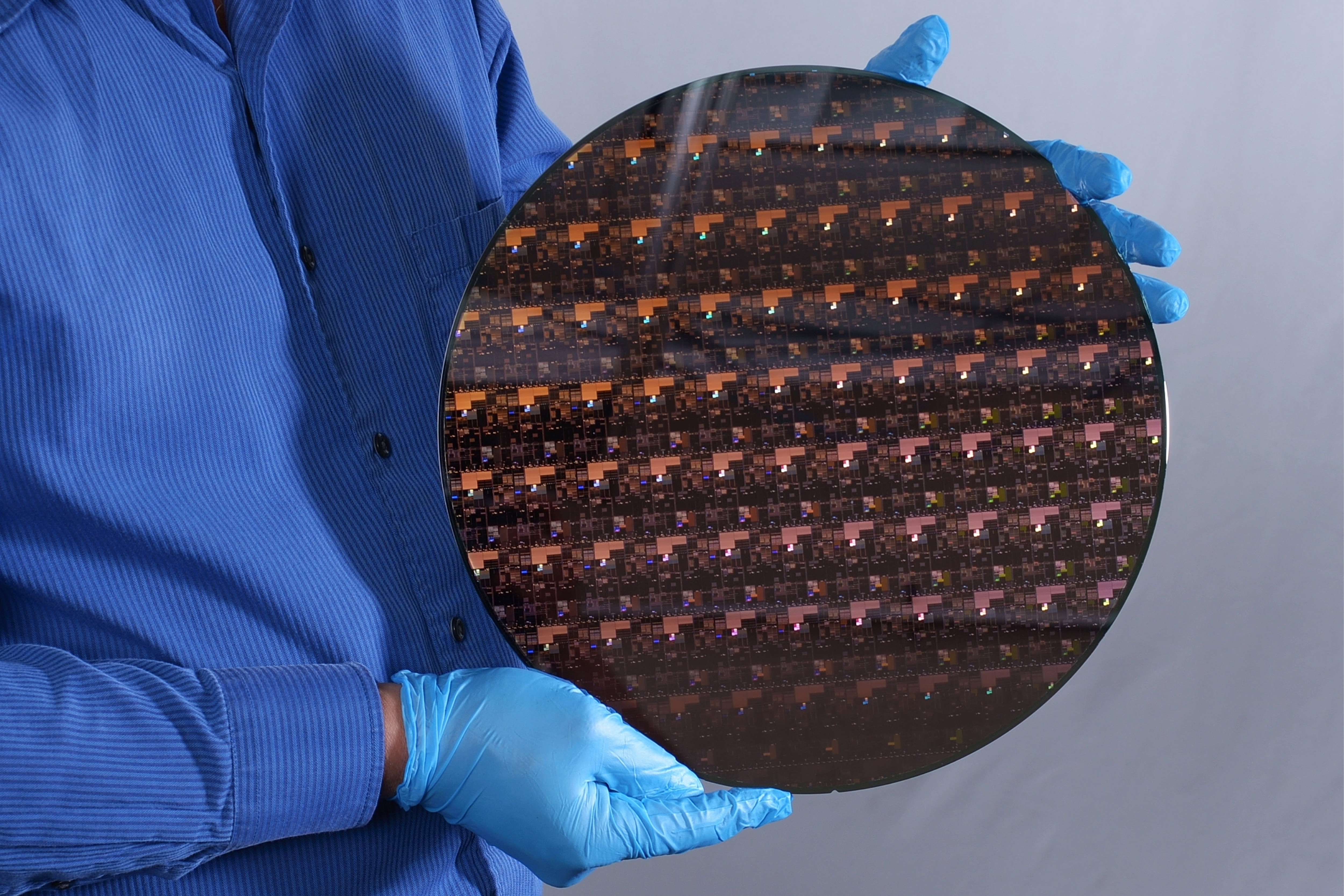 IBM نخستین تراشه دو نانومتری دنیا را با ۵۰ میلیارد ترانزیستور رونمایی کرد