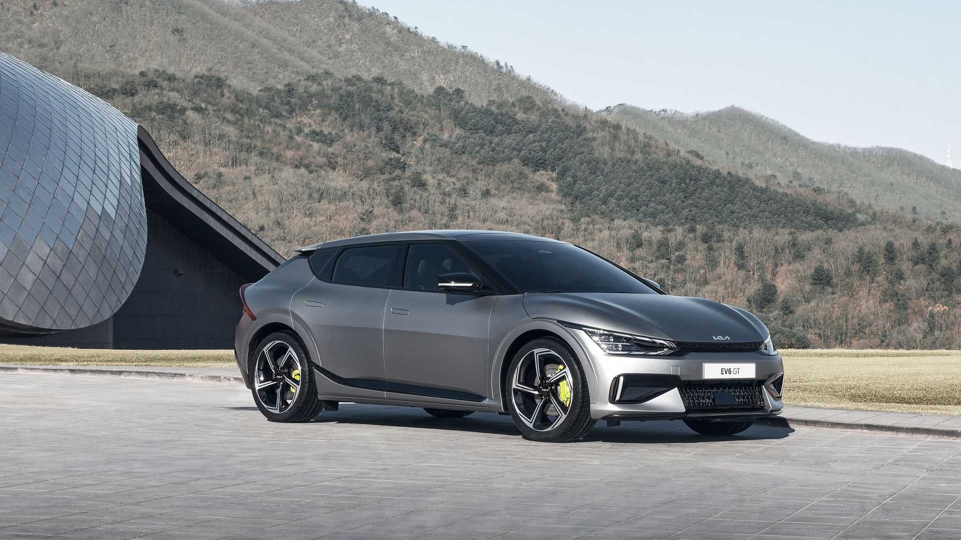 نمای کراس اور برقی کیا ای وی 6 / 2022 Kia EV6 crossover خاکستری رنگ با منظره کوهستان