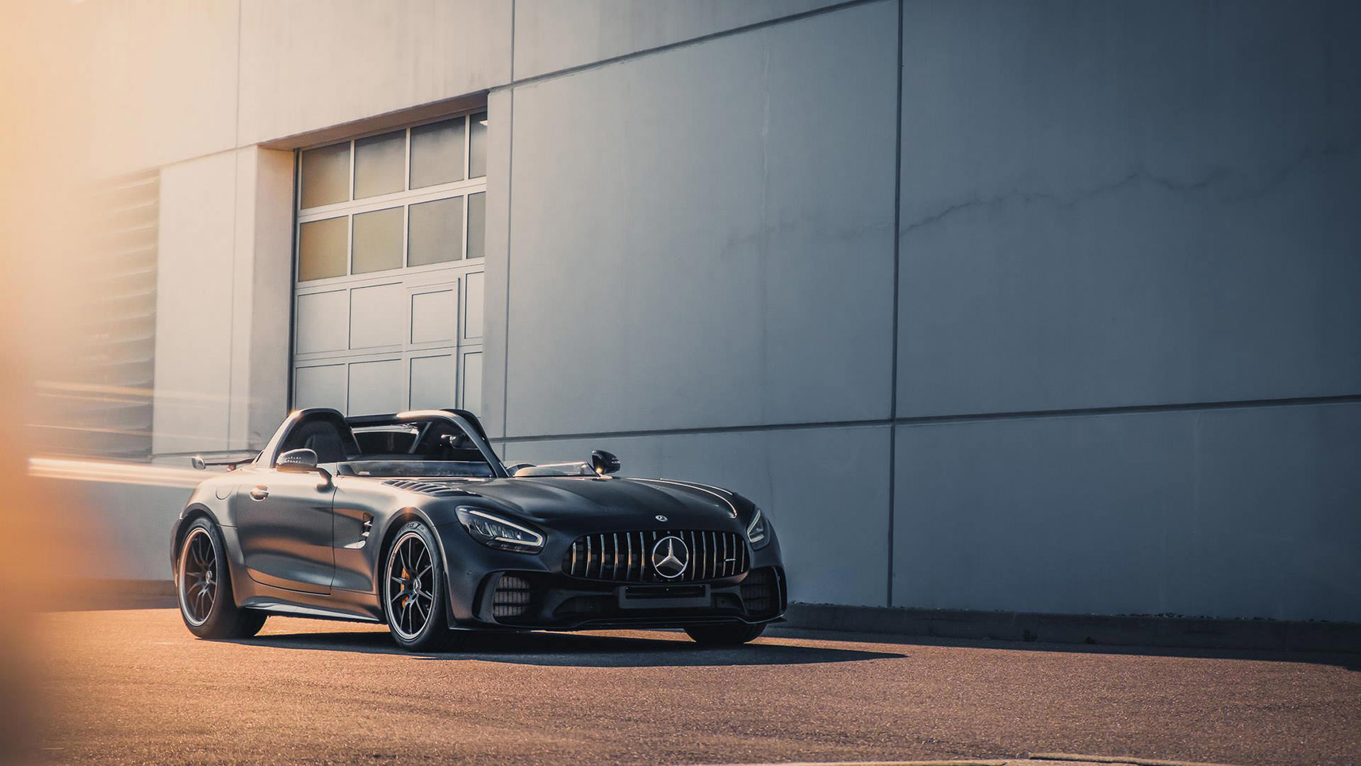 مرسدس آ ام گ جی تی آر اسپیدستر / Mercedes-AMG GT R Speedster مشکی رنگ با منظره ساختمان
