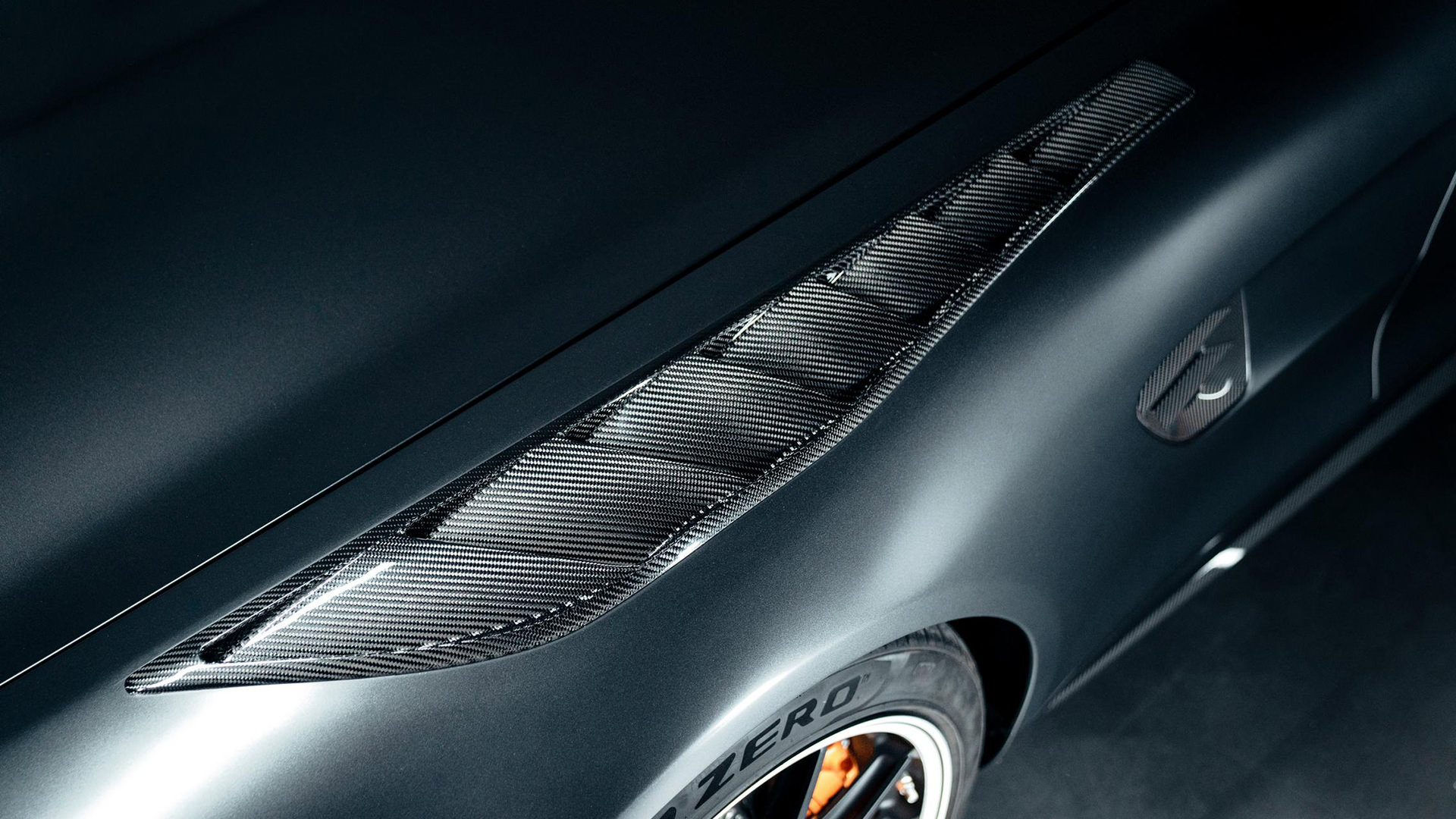 نمای کناری مرسدس آ ام گ جی تی آر اسپیدستر / Mercedes-AMG GT R Speedster مشکی رنگ