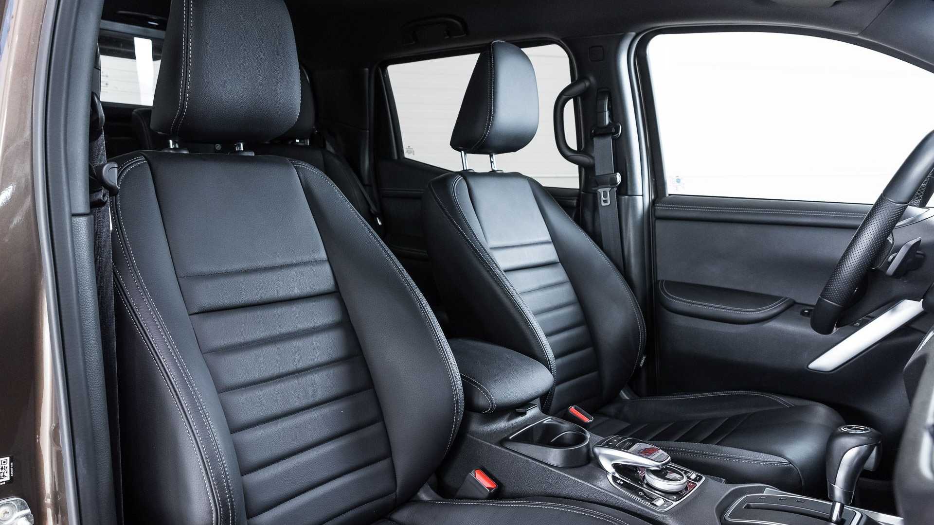 صندلی های جلو وانت پیکاپ 6 چرخ مرسدس بنز X کلاس / Mercedes X-Class Six-Wheeler