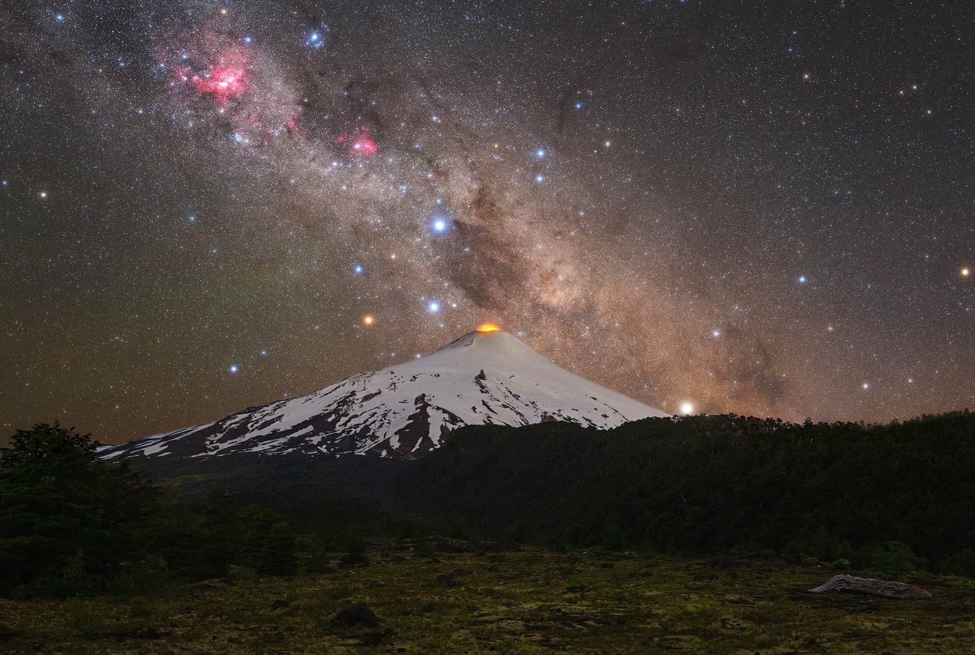 آتشفشان و صلیب  / توماس اسلوینسکی  / آتشفشان ویاراریکا، شیلی /  عکاس سال کهکشان راه‌ شیری ۲۰۲۱