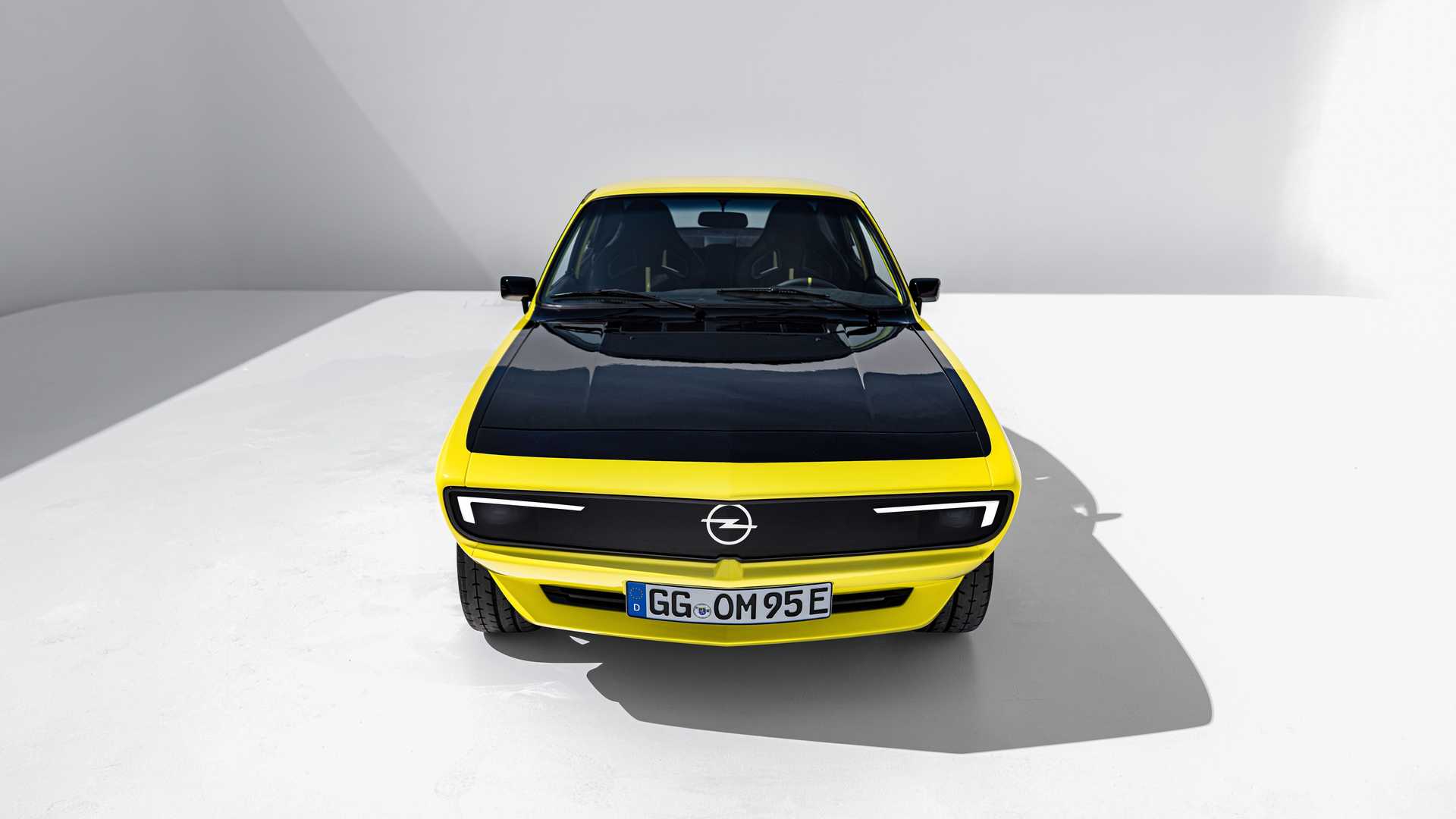 نمای جلو اوپل مانتا جی اس ای الکترومود / Opel Manta GSe ElektroMOD زرد رنگ با کاپوت مشکی
