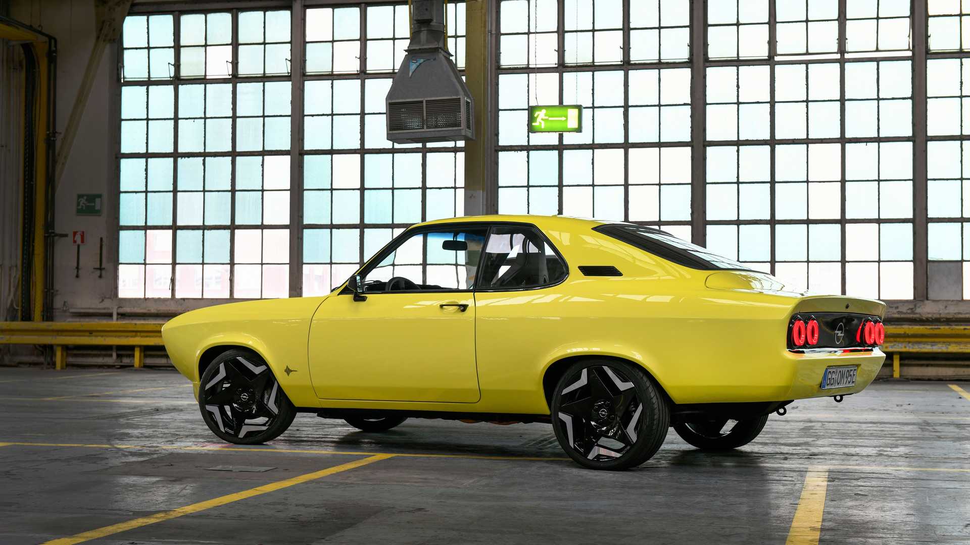 نمای جانبی اوپل مانتا جی اس ای الکترومود / Opel Manta GSe ElektroMOD زرد رنگ در پارکینگ