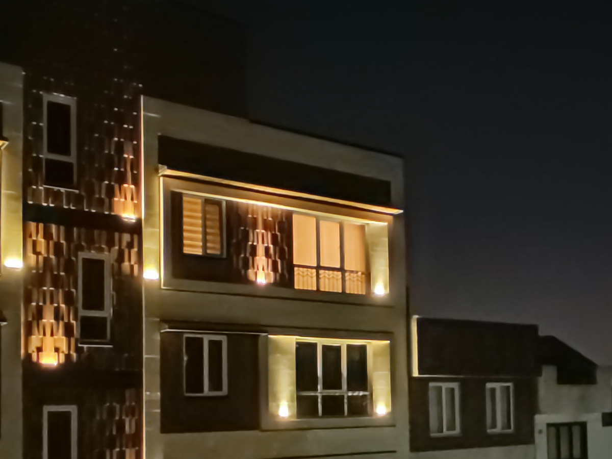 کراپ ۱۰۰ درصدی عکس نمونه دوربین اولتراواید پوکو X3 پرو با حالت Night - نمای ساختمان در تاریکی