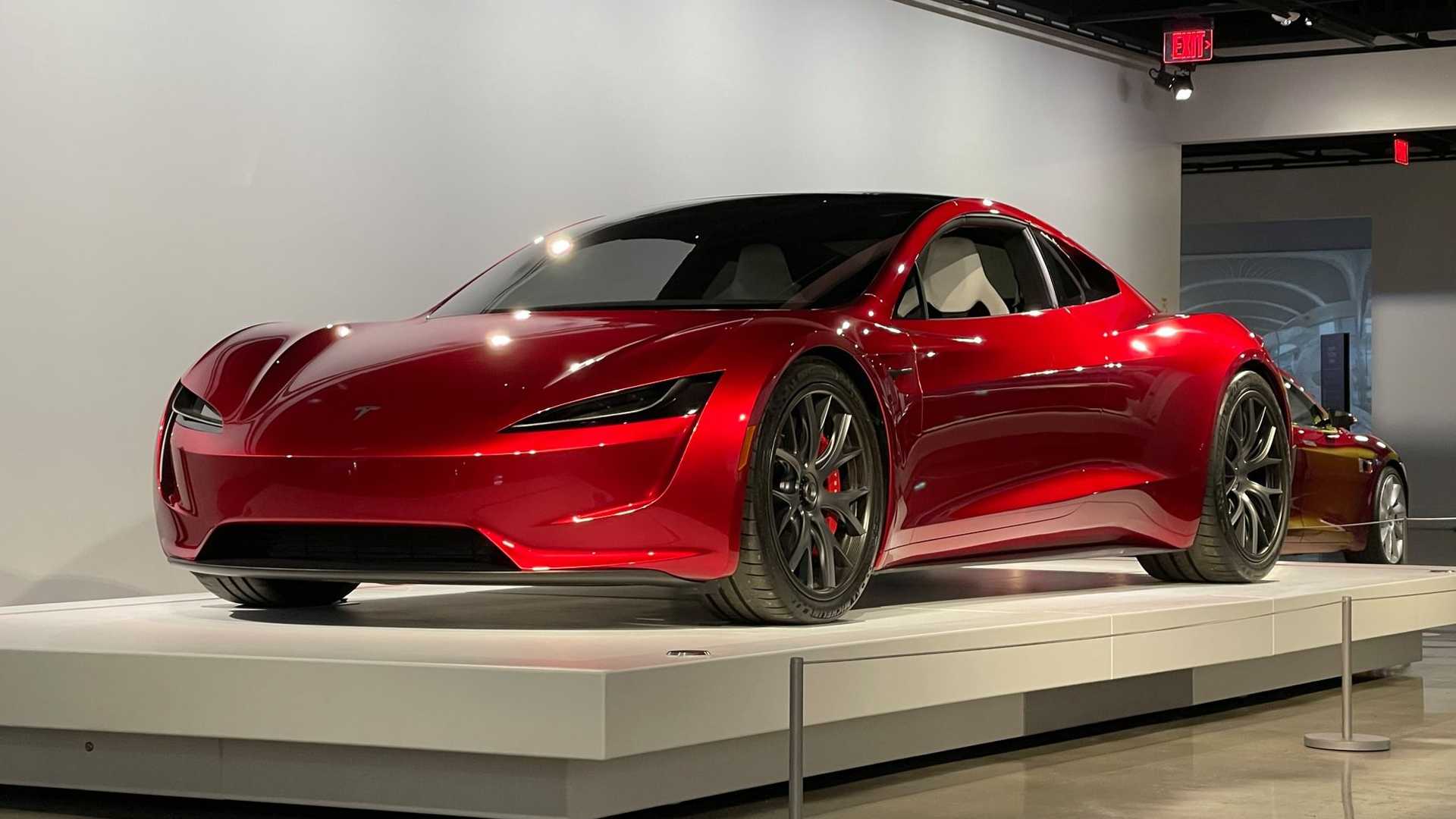 خودروی الکتریکی تسلا رودستر / Tesla Roadster قرمز رنگ در موزه خودرو پترسن