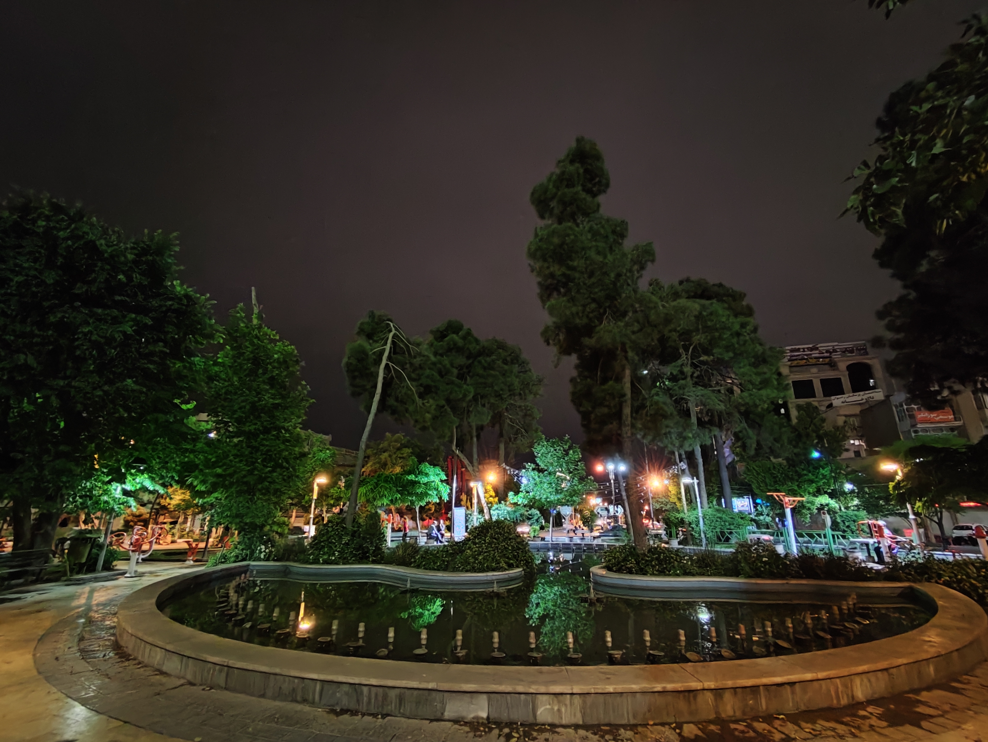 نمونه عکس دوربین فوق عریض می ۱۱ لایت در محیط تاریک - فواره و حوض در پارک میدان هفت حوض