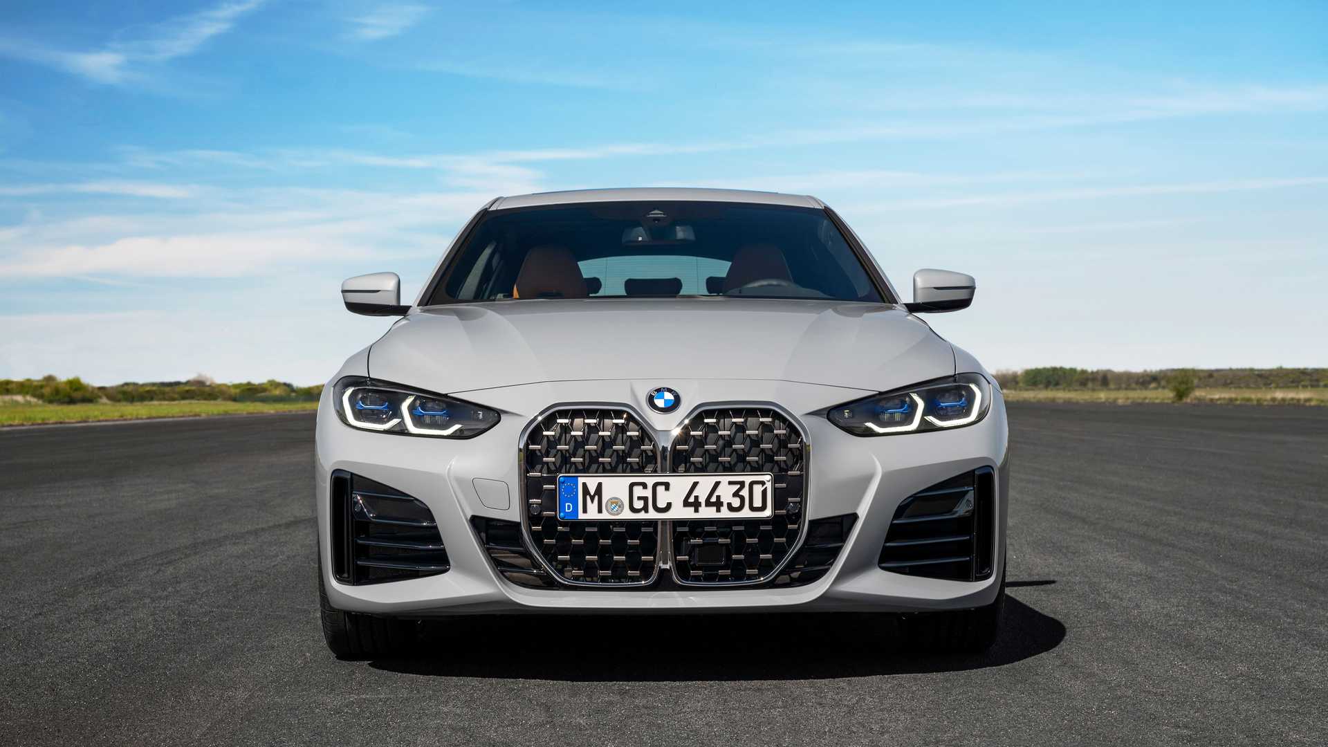 نمای جلو بی ام و سری 4 گرن کوپه / 2022 BMW 4 Series Gran Coupe سفید رنگ