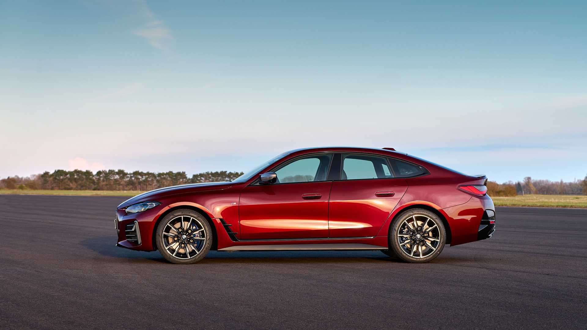 نمای جانبی بی ام و سری 4 گرن کوپه / 2022 BMW 4 Series Gran Coupe قرمز رنگ