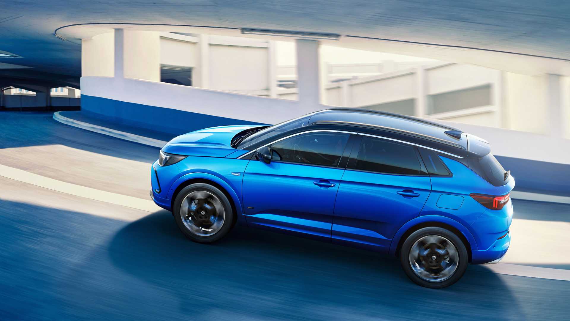 نمای جانبی فیس لیفت کراس اور اوپل گرندلند 2022 / 2022 Opel Grandland crossover آبی رنگ در جاده