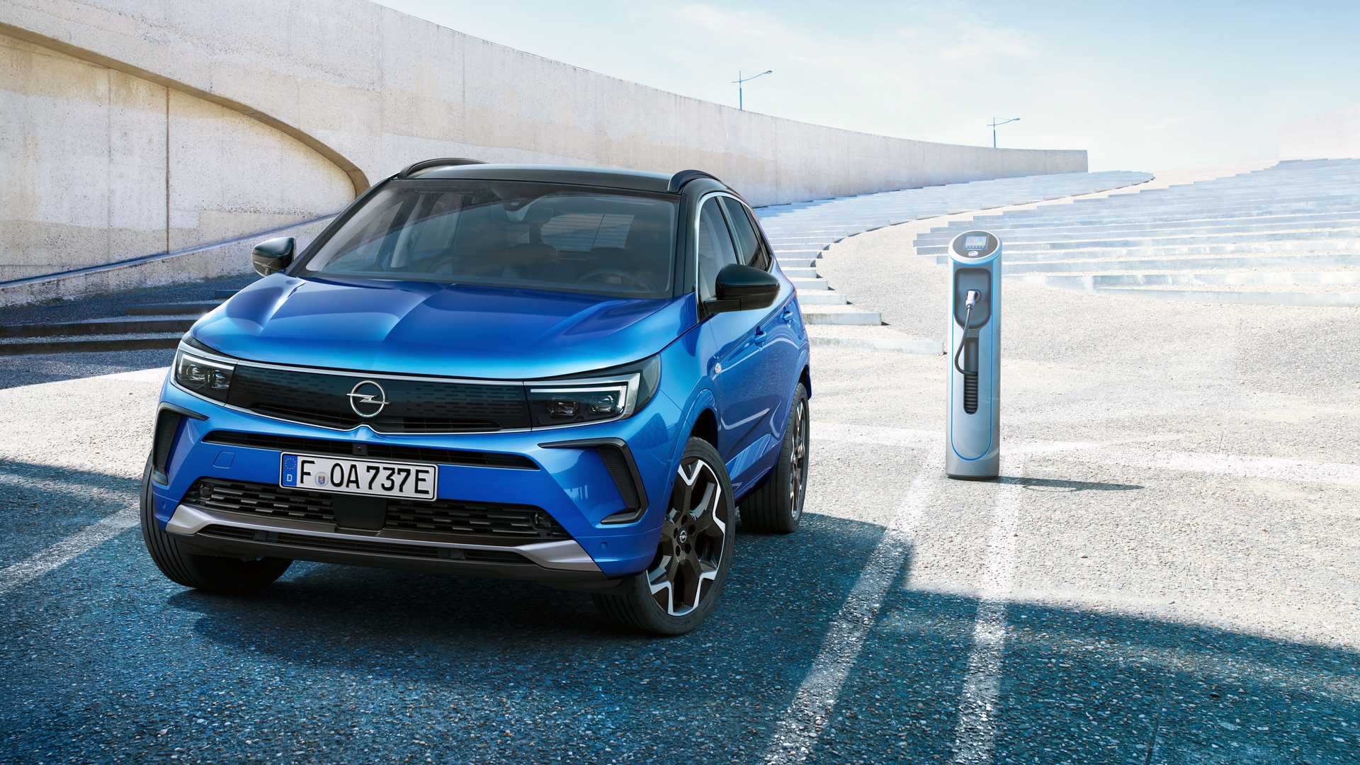 نمای جلو فیس لیفت کراس اور اوپل گرندلند 2022 / 2022 Opel Grandland crossover آبی رنگ در حال شارژ