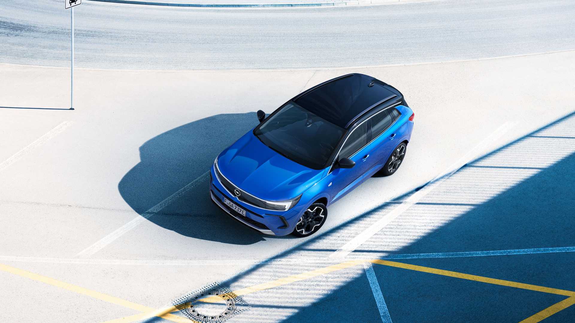 نمای بالا فیس لیفت کراس اور اوپل گرندلند 2022 / 2022 Opel Grandland crossover آبی رنگ