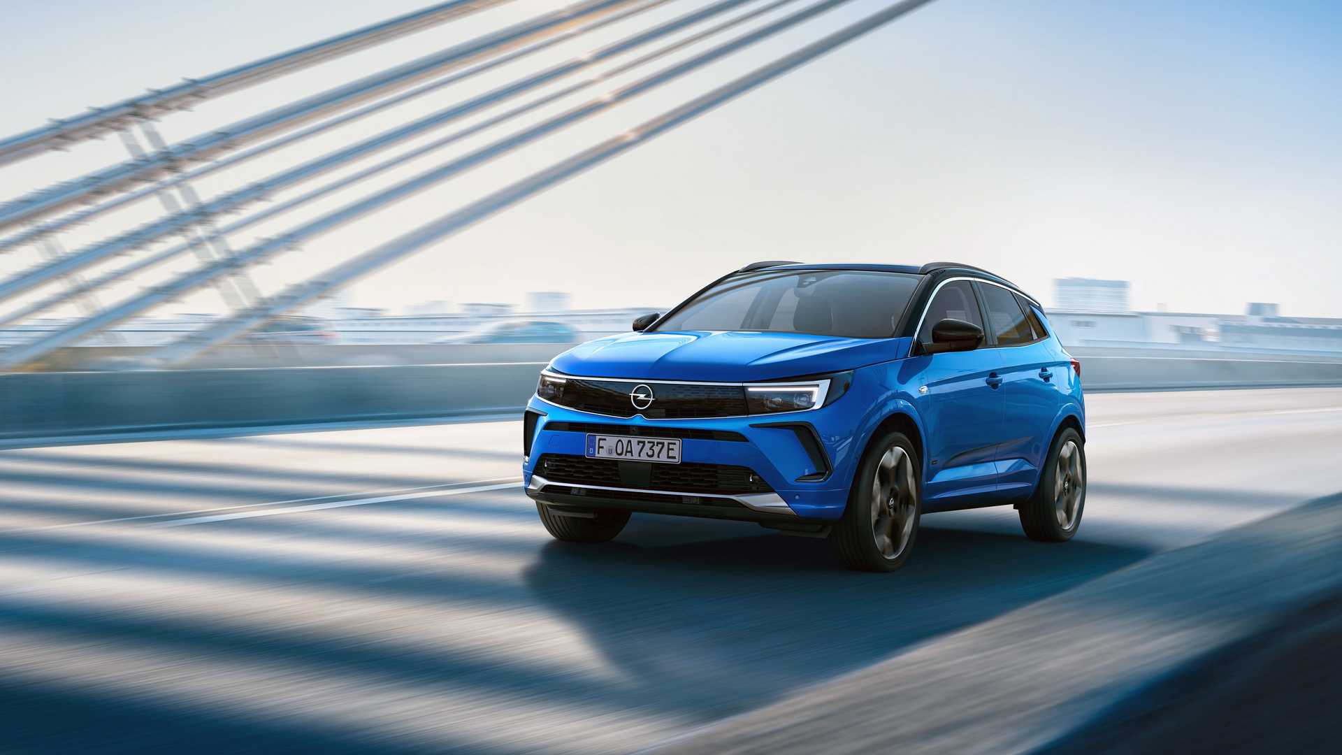 نمای فیس لیفت کراس اور اوپل گرندلند 2022 / 2022 Opel Grandland crossover آبی رنگ در جاده