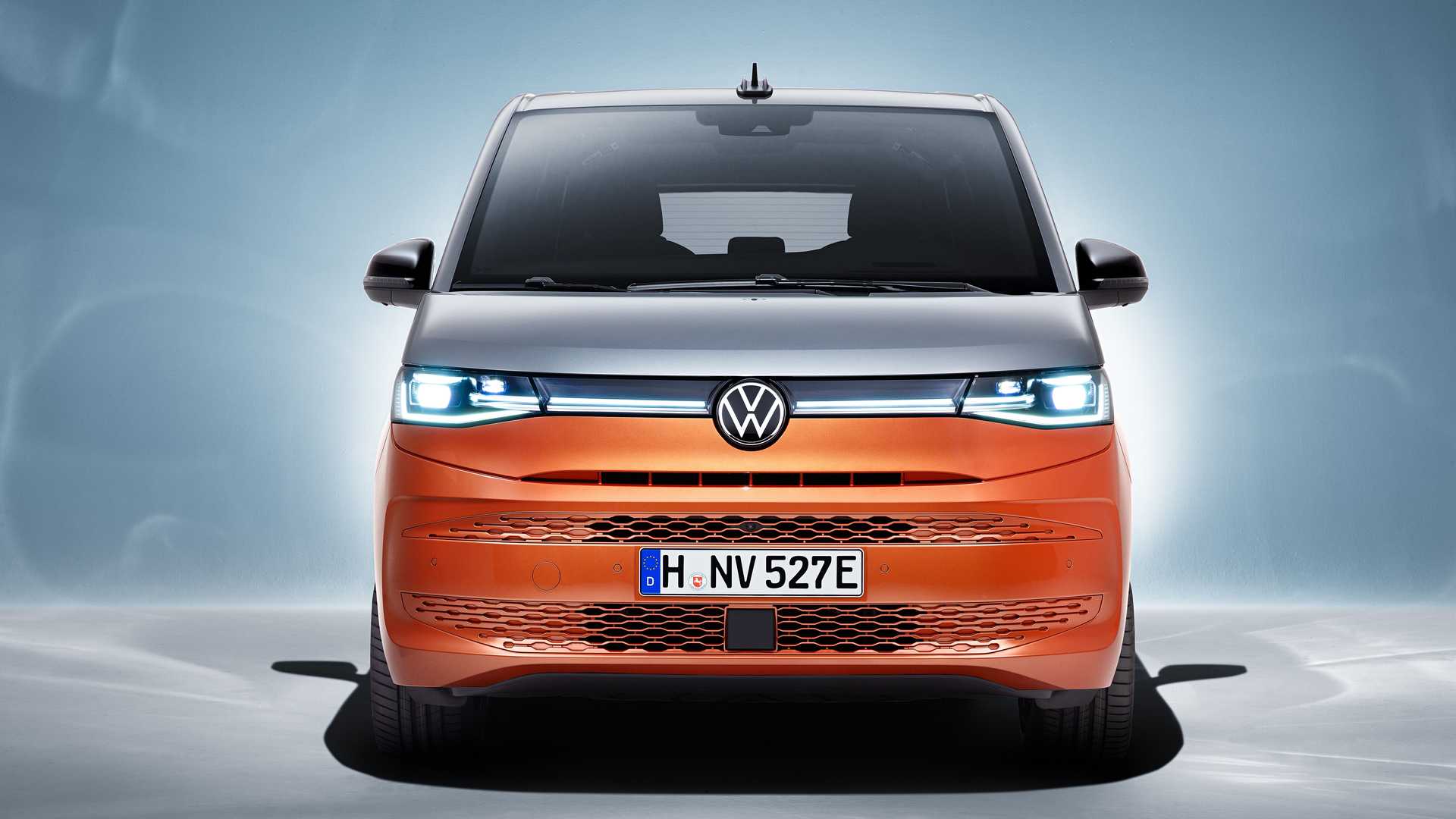 نمای جلو ون چندمنظوره فولکس واگن تی 7 / 2022 Volkswagen Multivan T7 نارنجی رنگ
