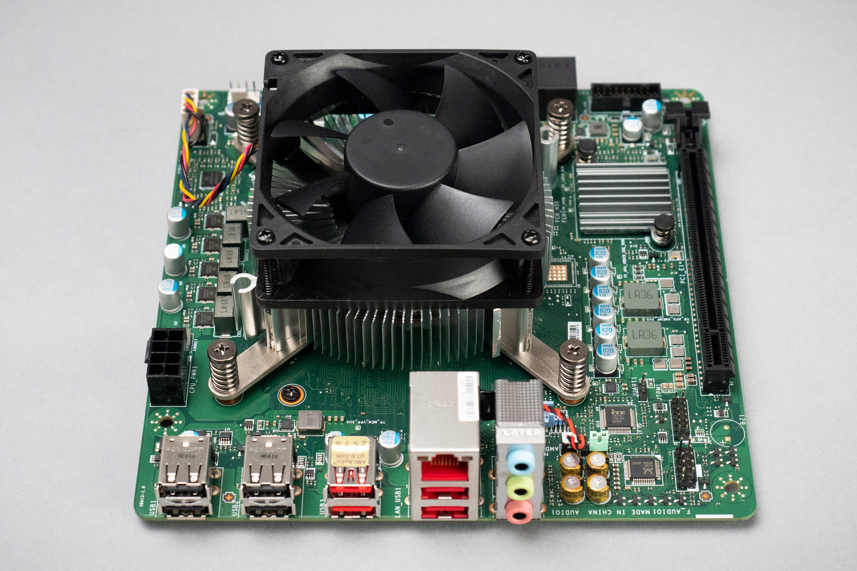 AMD تراشه های بازیافتی ایکس باکس را در قالب کیت دسکتاپ 4700S عرضه می‌کند