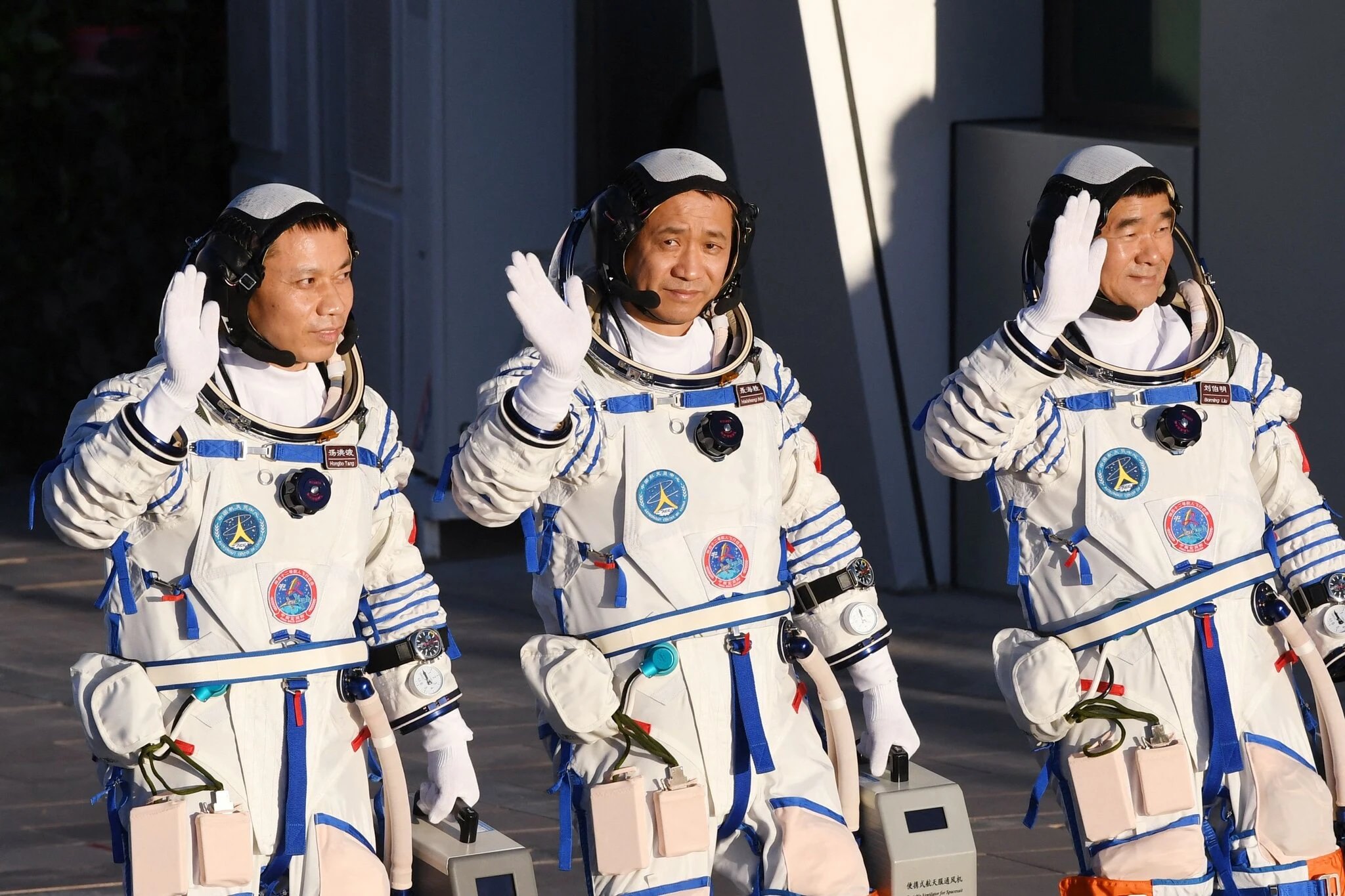 سه فضانورد عضو  خدمه ماموریت شنژو ۱۲