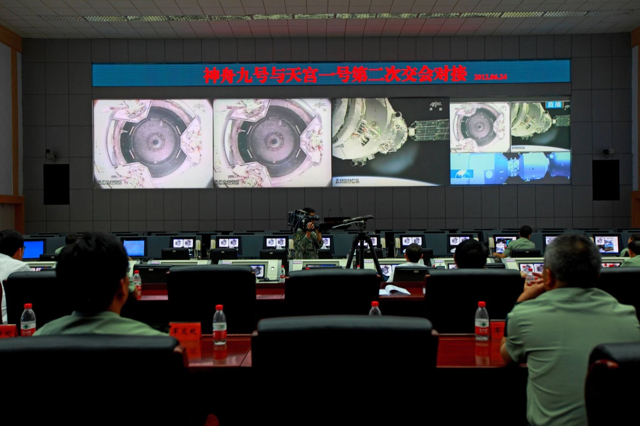 تکنسین های چینی درحال نظارت بر یک پرواز فضایی 