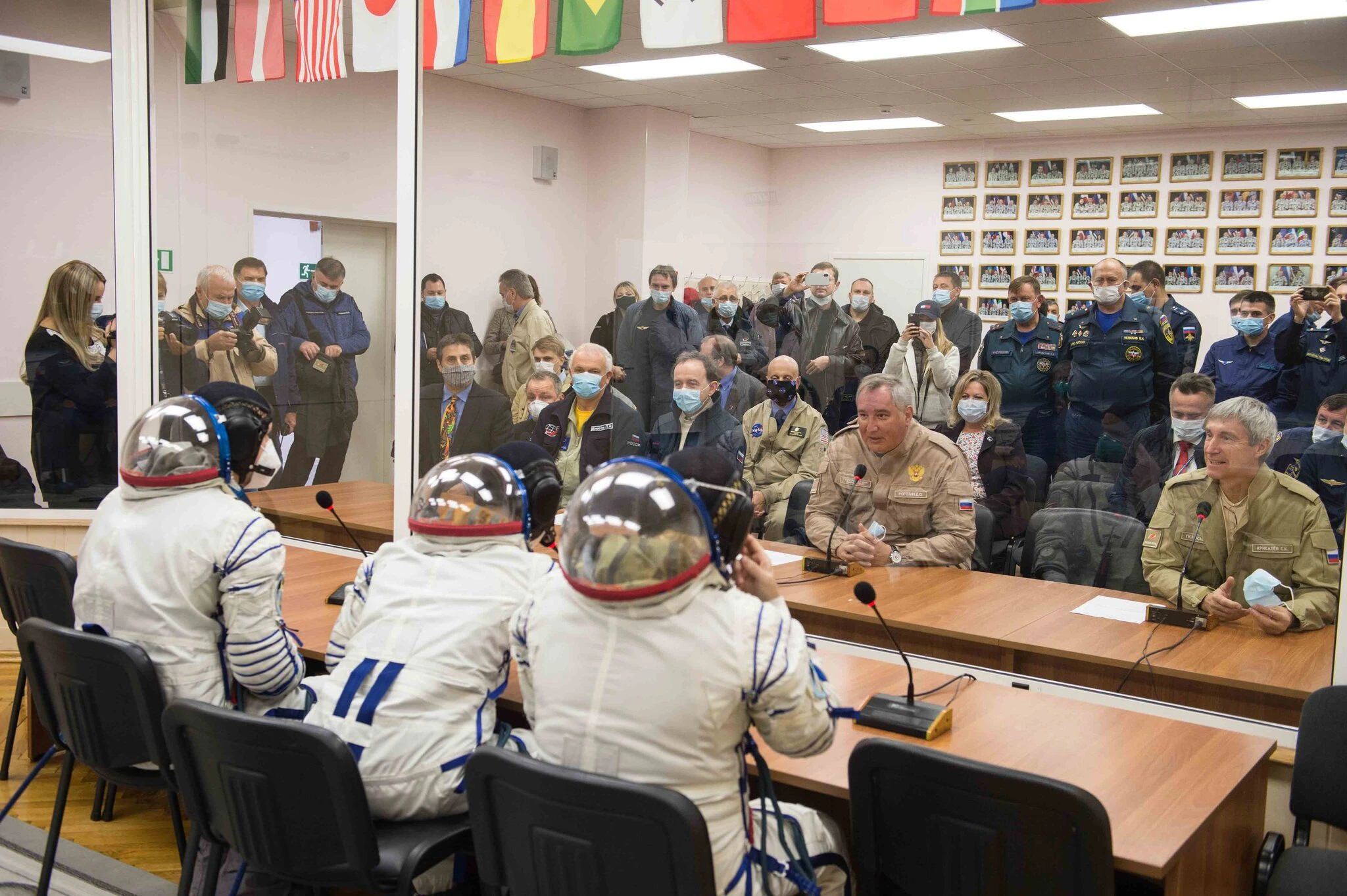 دیمیتری راگوزین مدیر روسکاسموس درحال صحبت با فضانوردان و کیهان‌نوردان 