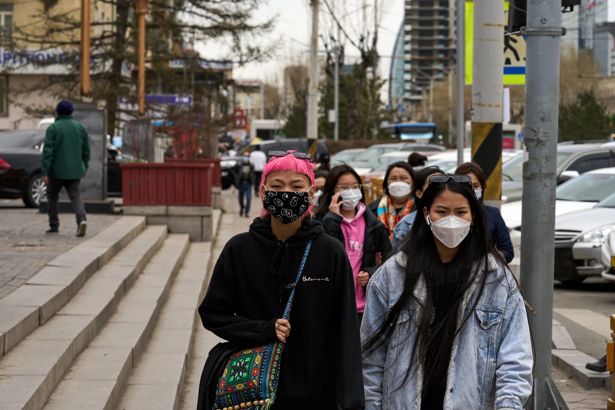 شهروندان مغولستانی با ماسک در خیابان رفت و آمد می‌کنند